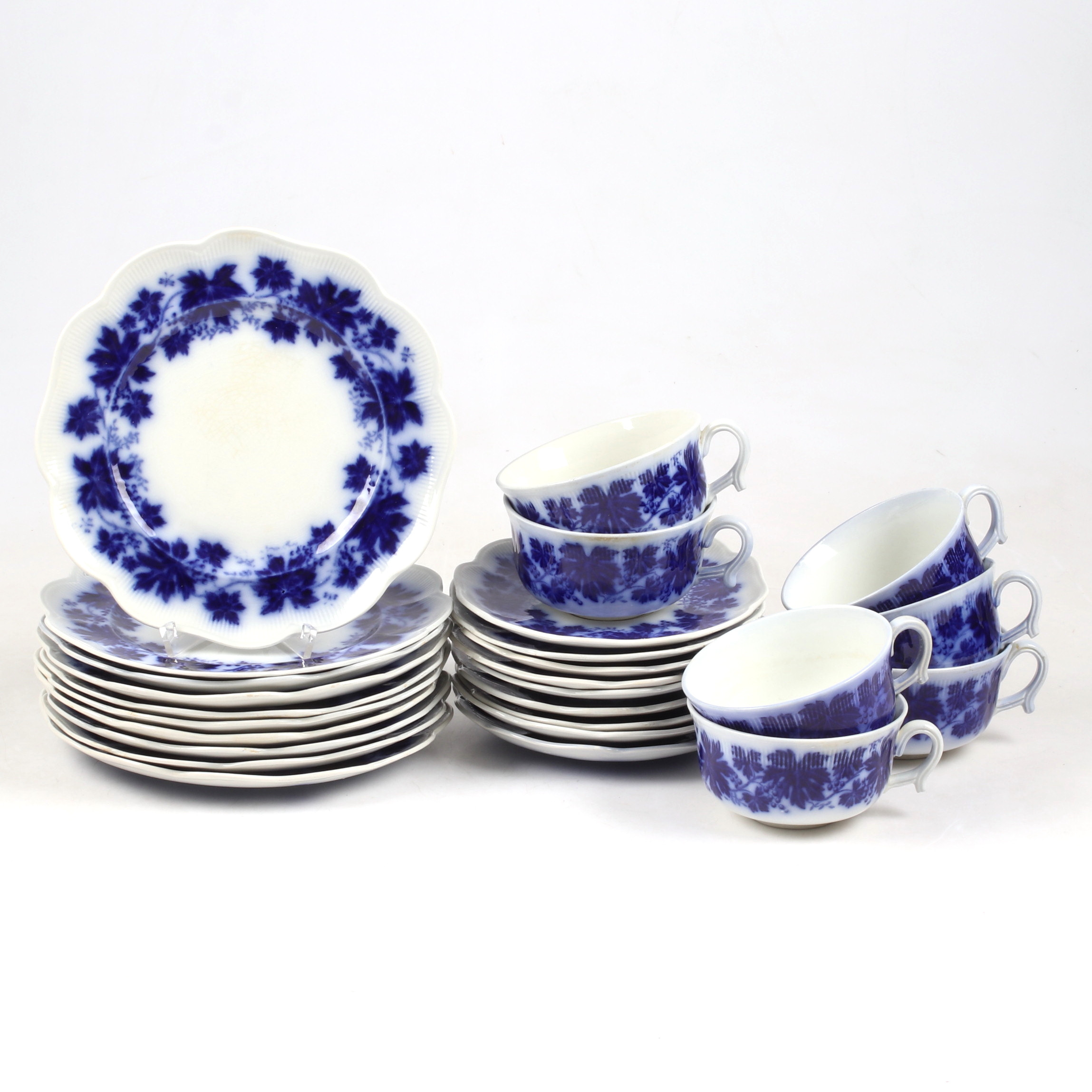 ARTHUR PERCY. Teservisdelar, 26 st, "Vinranka", porslin, Gefle.