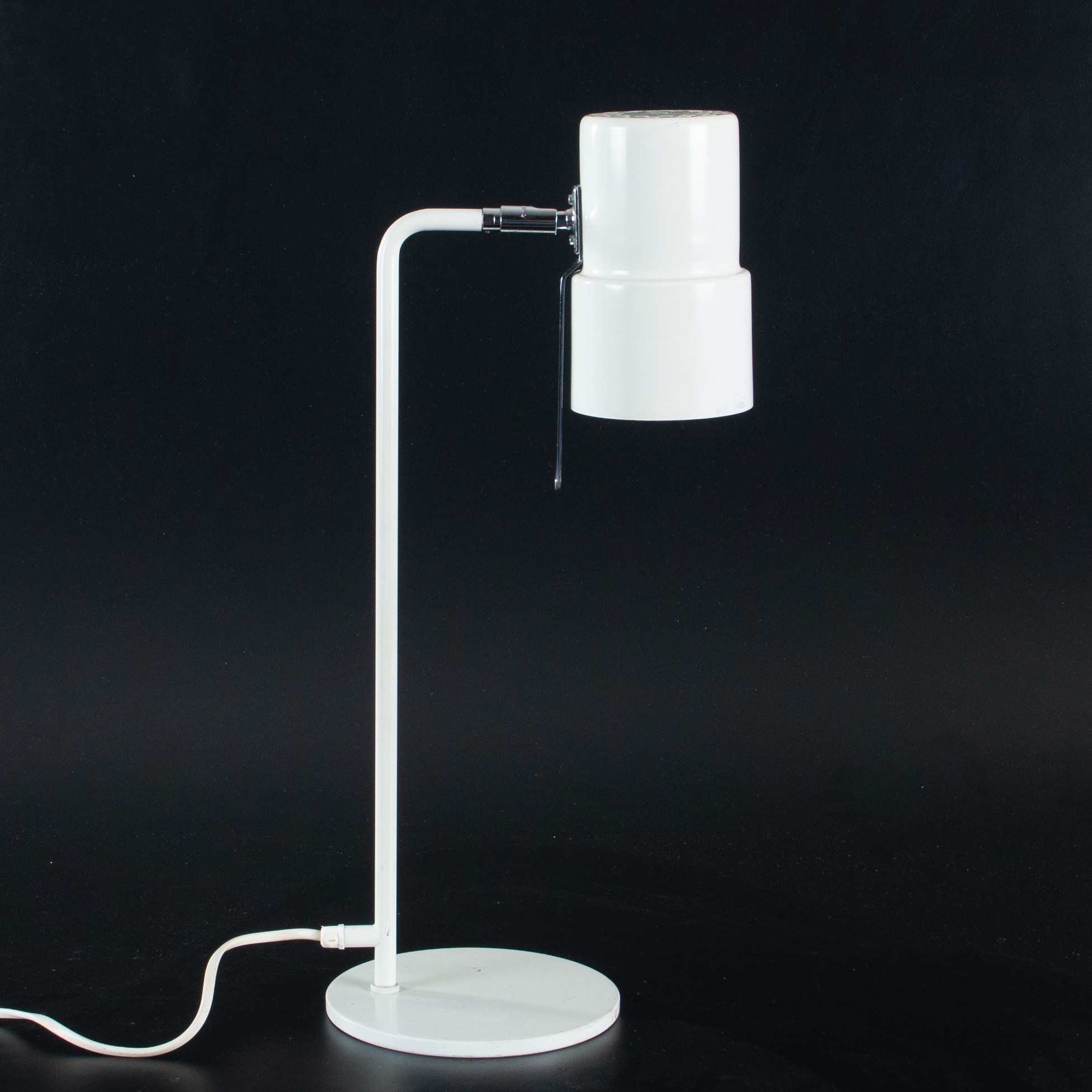 HANS-AGNE JAKOBSSON. Bordslampa. Modellnr B 195/2, vitlackad plåt.