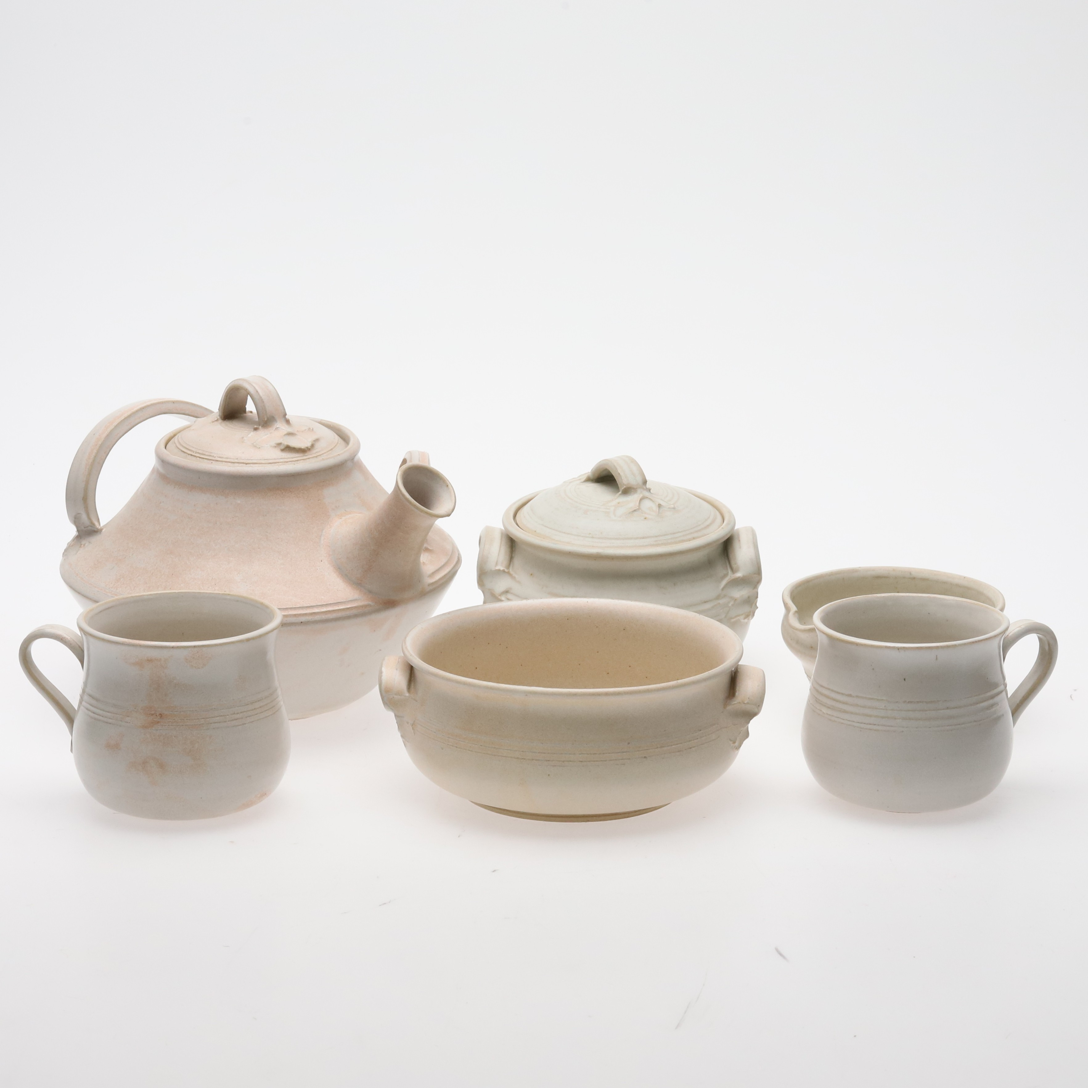 TESERIVSDELAR. 18 delar. Vitglaserat lergods, monogrammärkta AH.