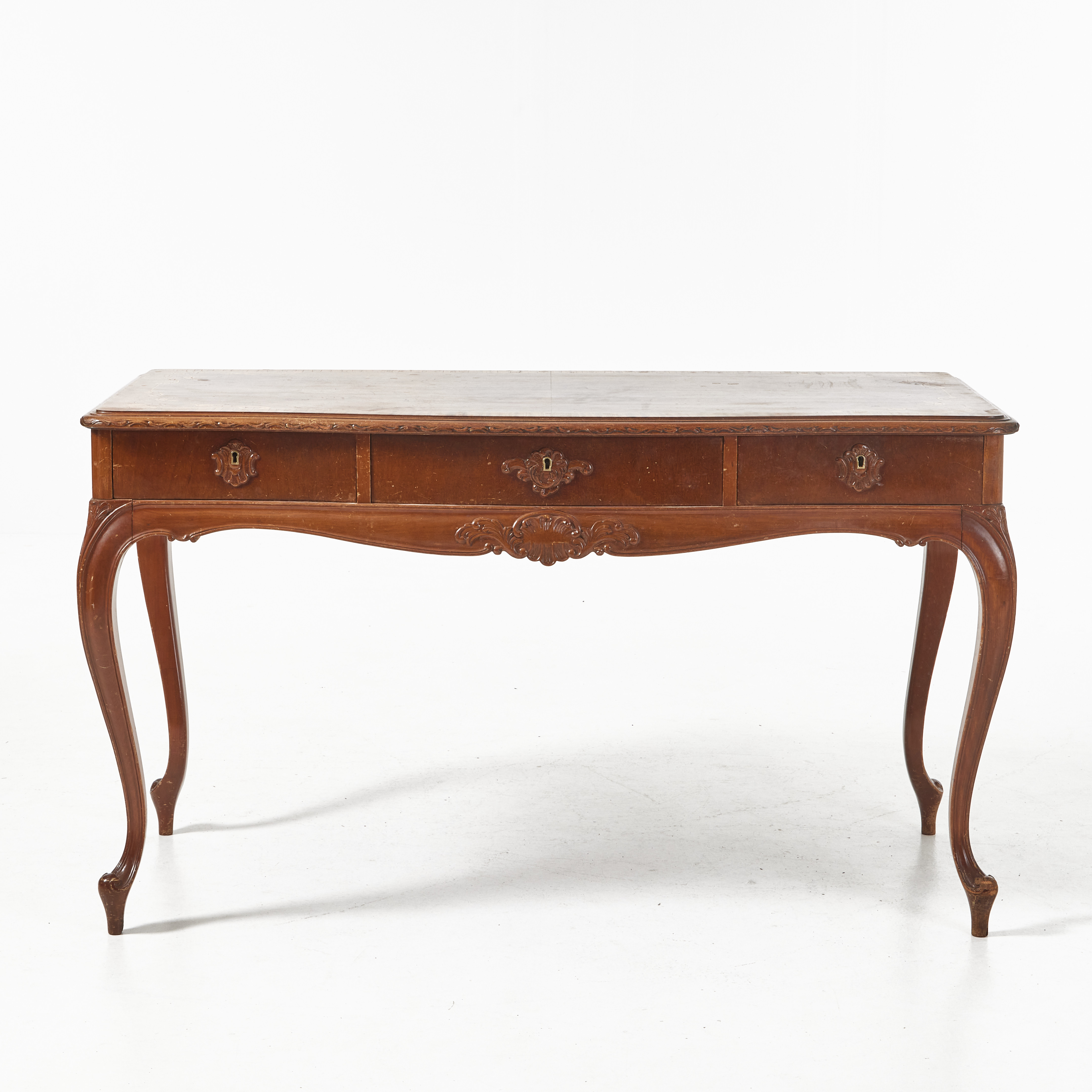SKRIVBORD, 1800-talets slut, nyrokoko, mahogny, skuren dekor, 3 lådor.