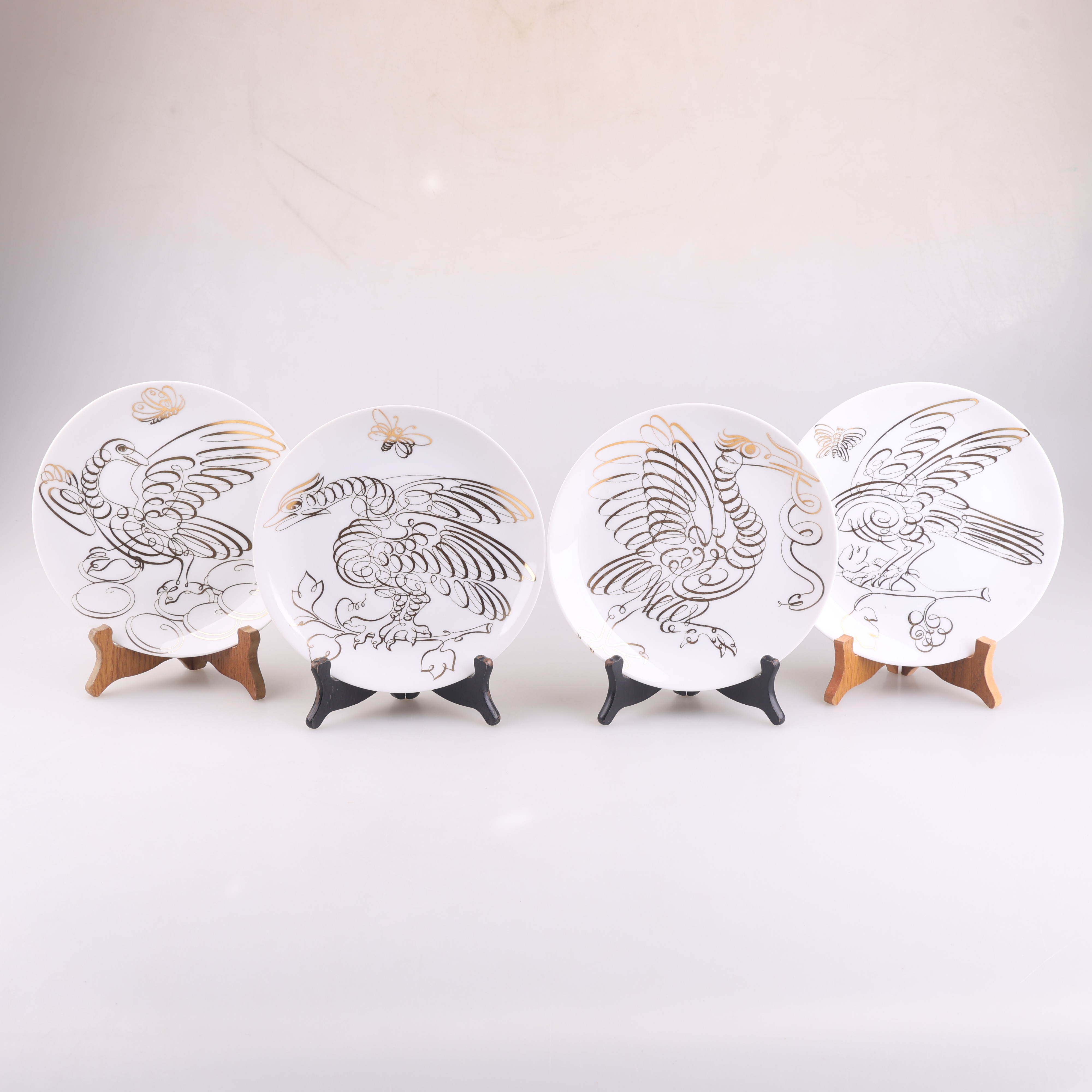 PIERO FORNASETTI. Tallrikar, 4 stycken, porslin, "Uccelli Calligrafici", Milano, Italien, 1900-talet mitt.