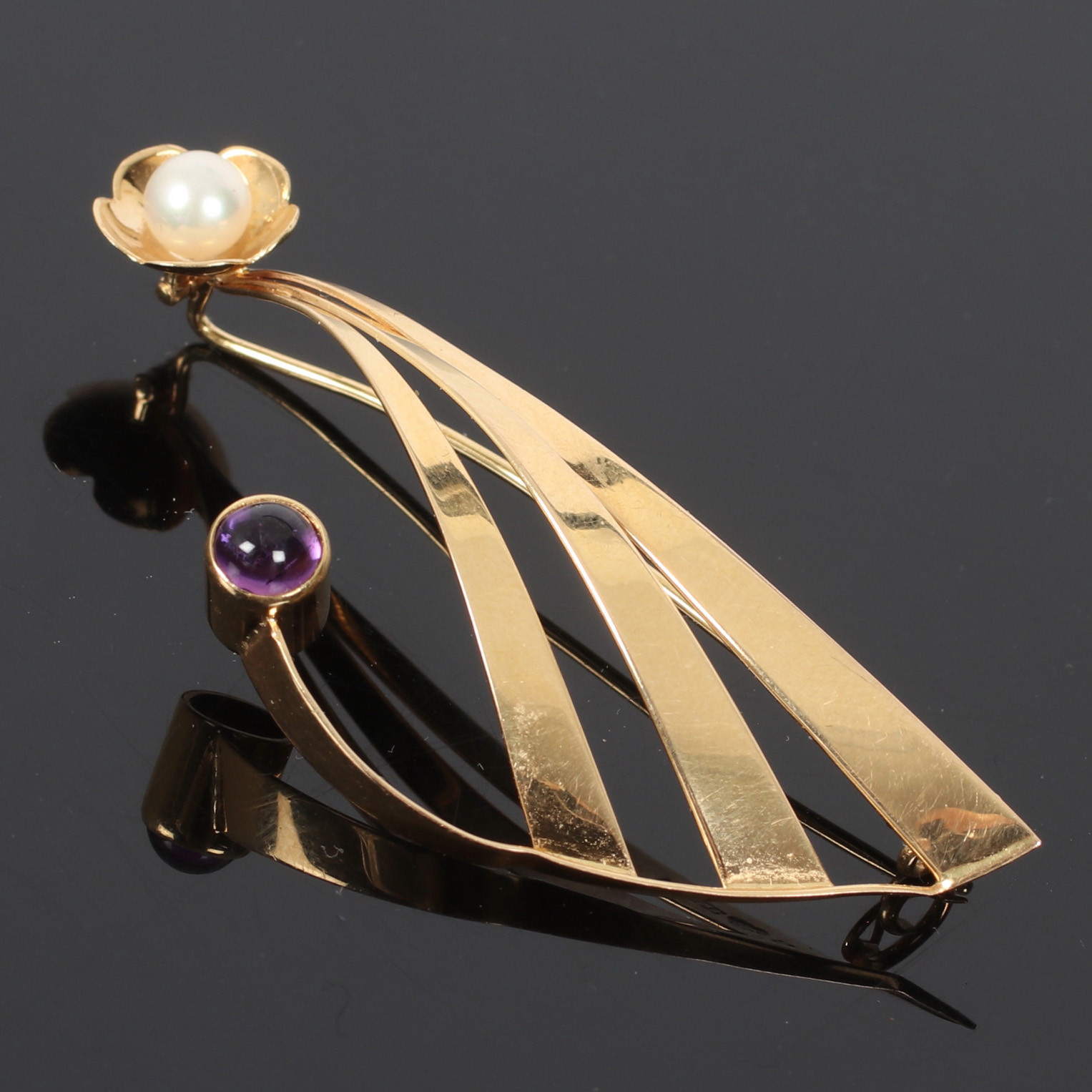 WALDEMAR JONSSON. Brosch, 18 K guld med pärla och lila sten, Ateljé Waldemar, Skara.