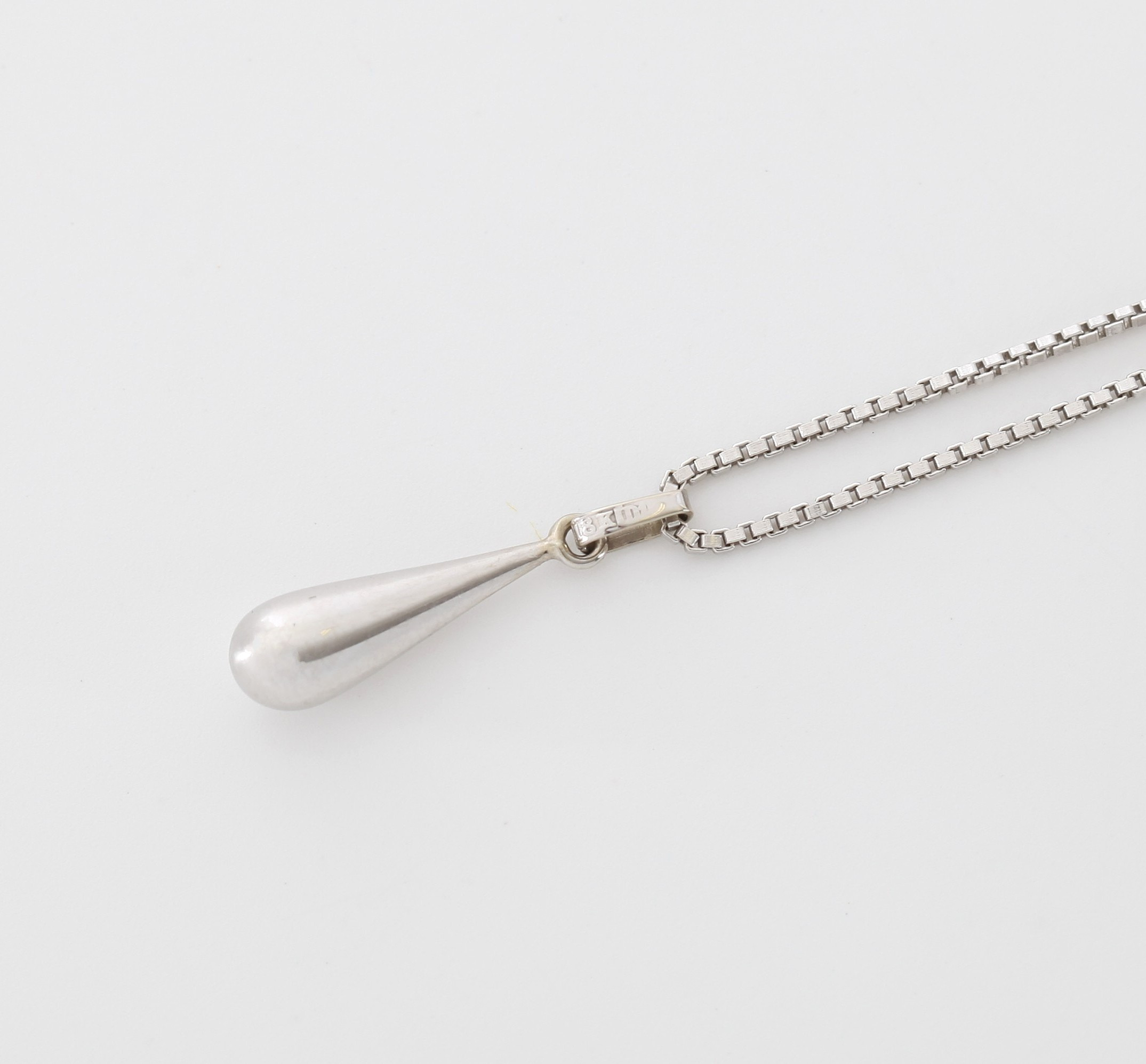 HALSBAND MED HÄNGE, 18K vitguld, UnoAErre samt Hedbergs Guld.