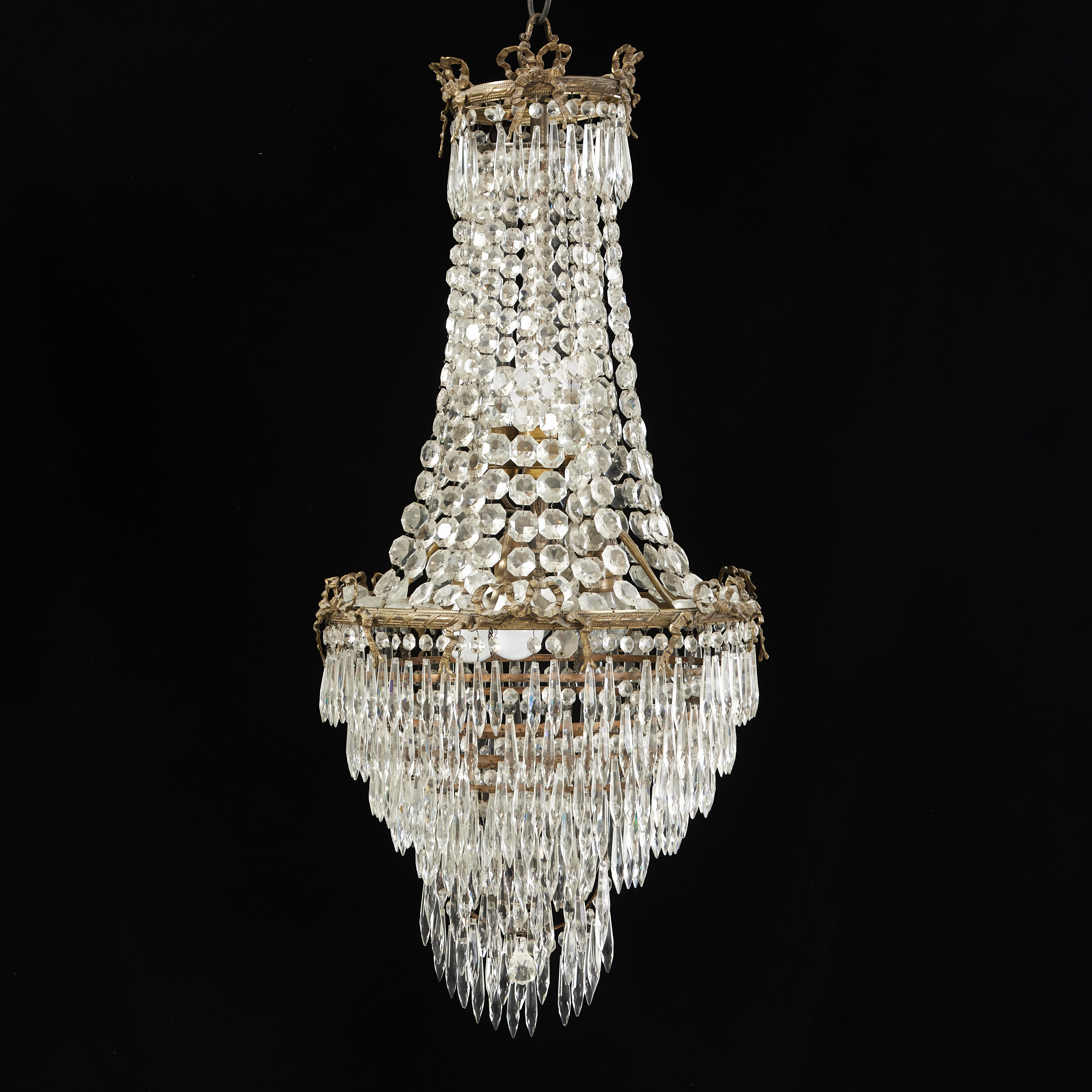 TAKKRONA, omkring 1900, gustaviansk stil, stomme i bronserad metall, behängd med prismor, elektrifierad.