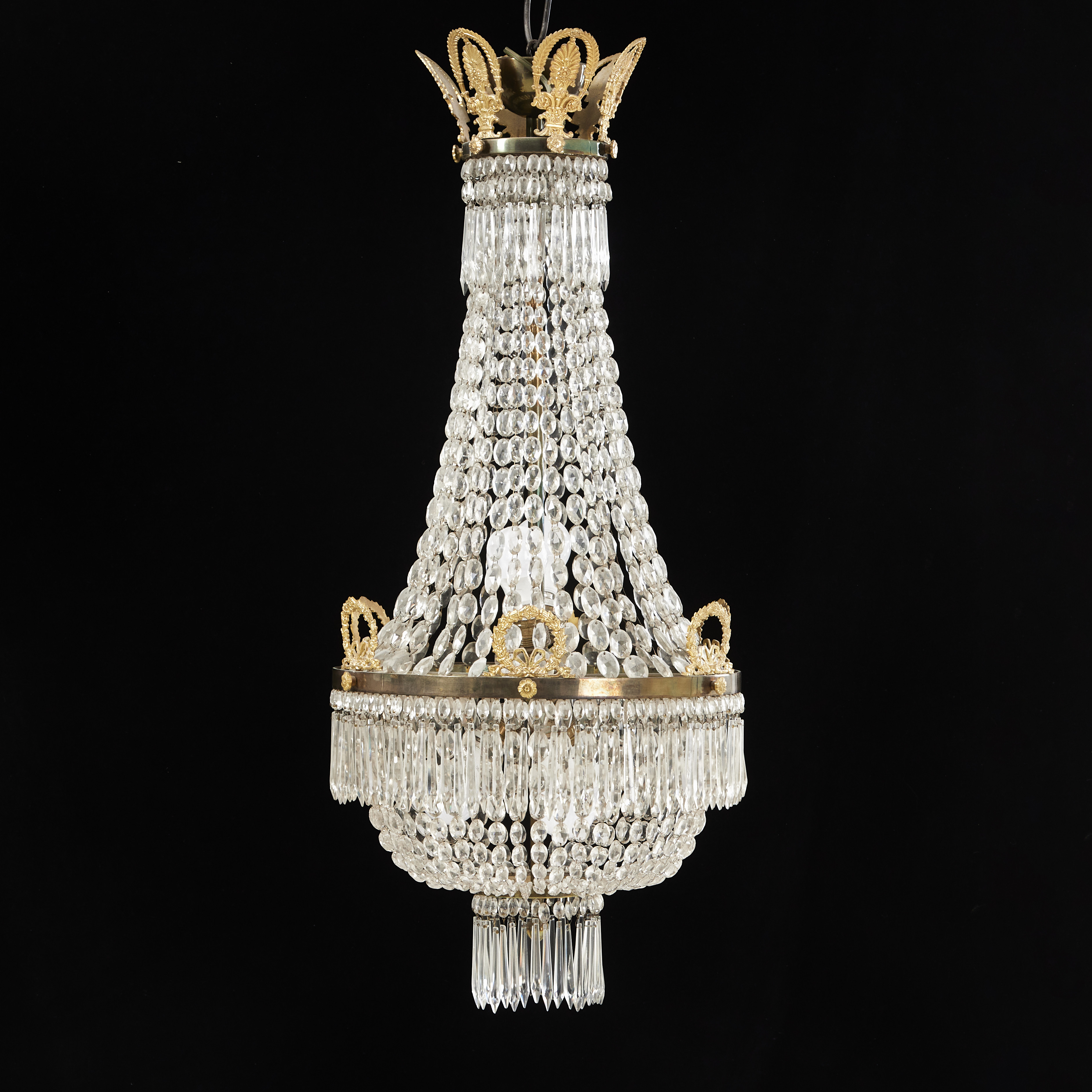 TAKKRONA, omkring 1900, empire stil, stomme i bronserad metall, behängd med prismor, elektrifierad.