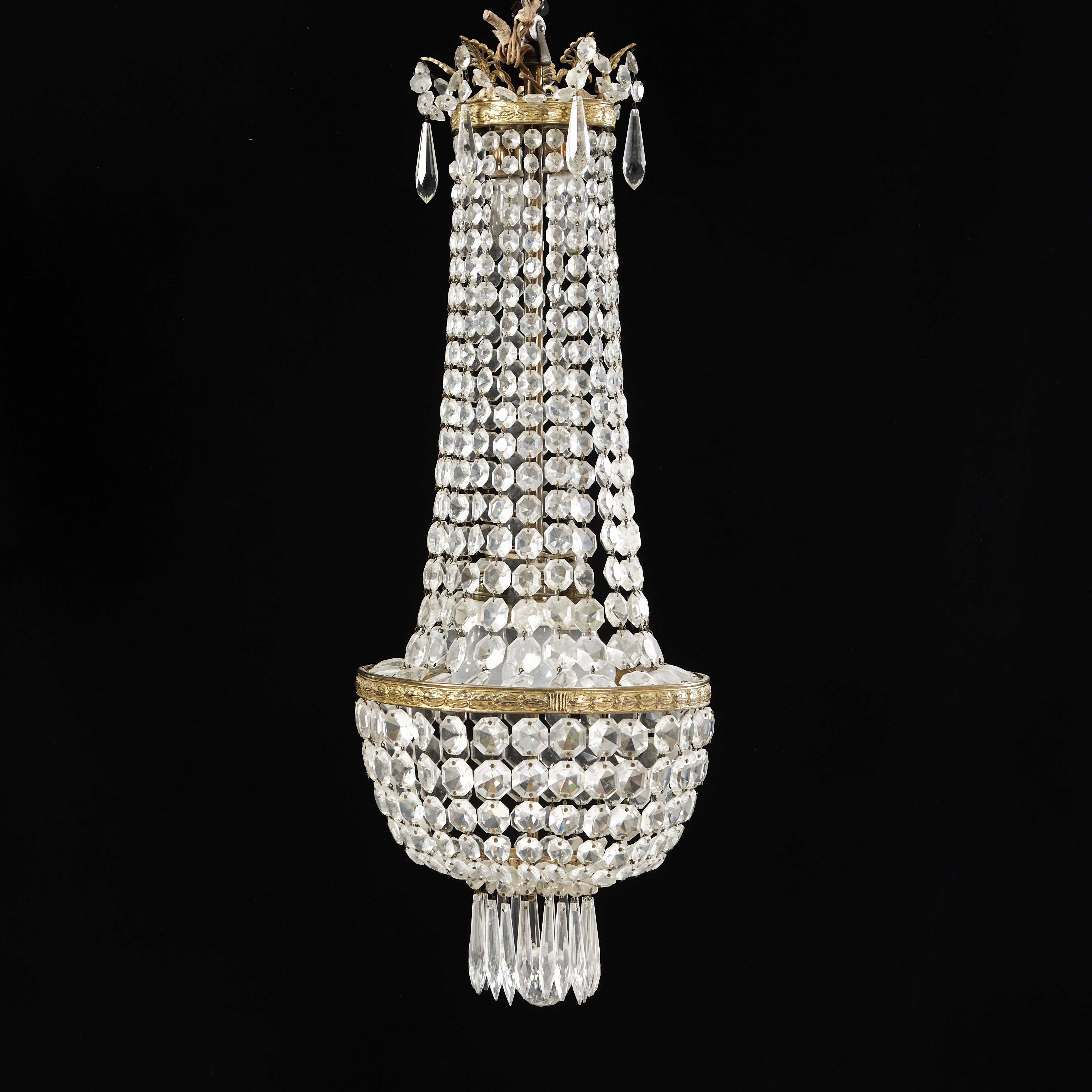 TAKKRONA, omkring 1900, empire stil, stomme i bronserad metall, behängd med prismor, elektrifierad.