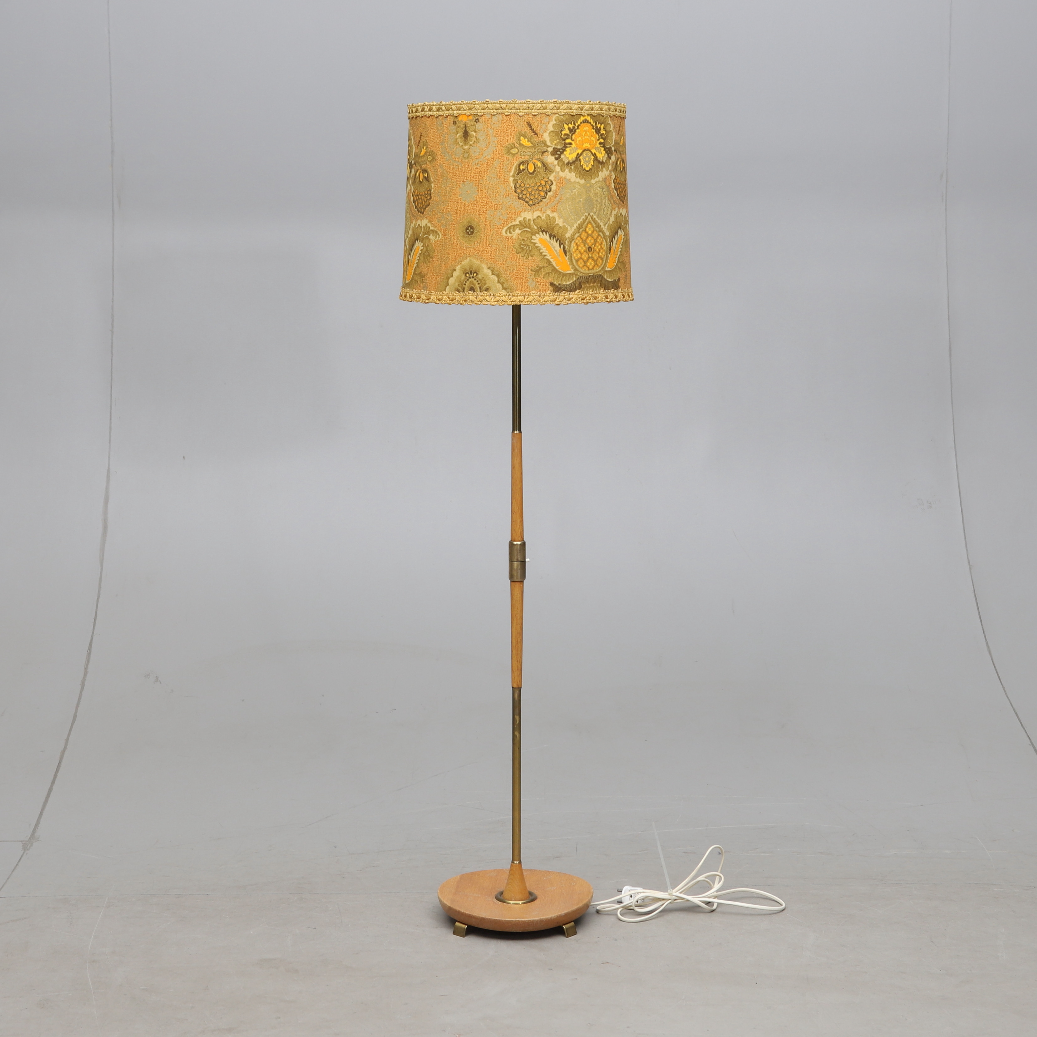 GOLVLAMPA, teak och mässing, MAE, Möllers fabrik, Eskilstuna.