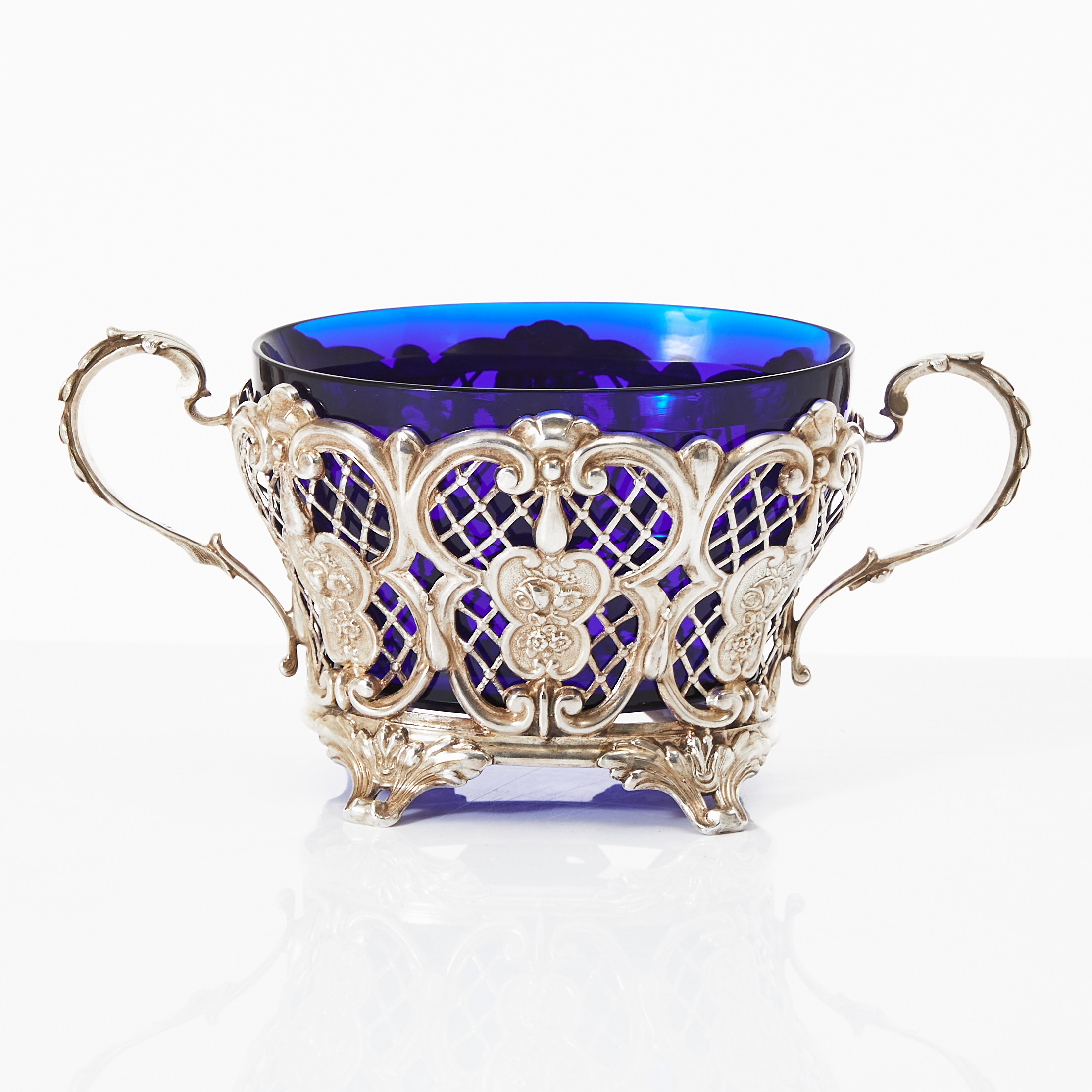 ALPHONSE DEBAIN. Bonbonjär, silver 950, rokokostil, Paris 1911-16.