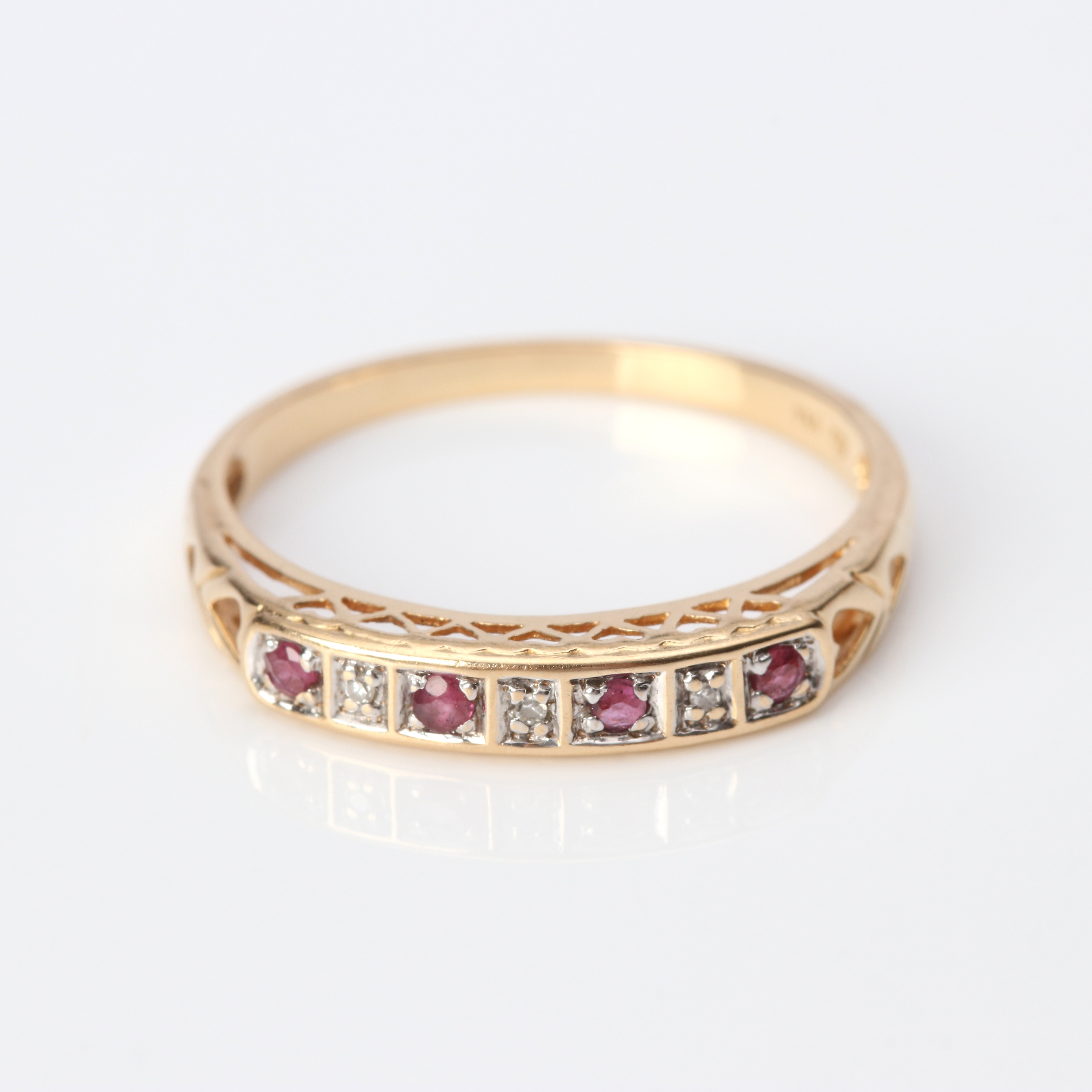 ALLIANSRING. 18k guld med små rubiner och diamanter, totalvikt ca 1,8 gram.