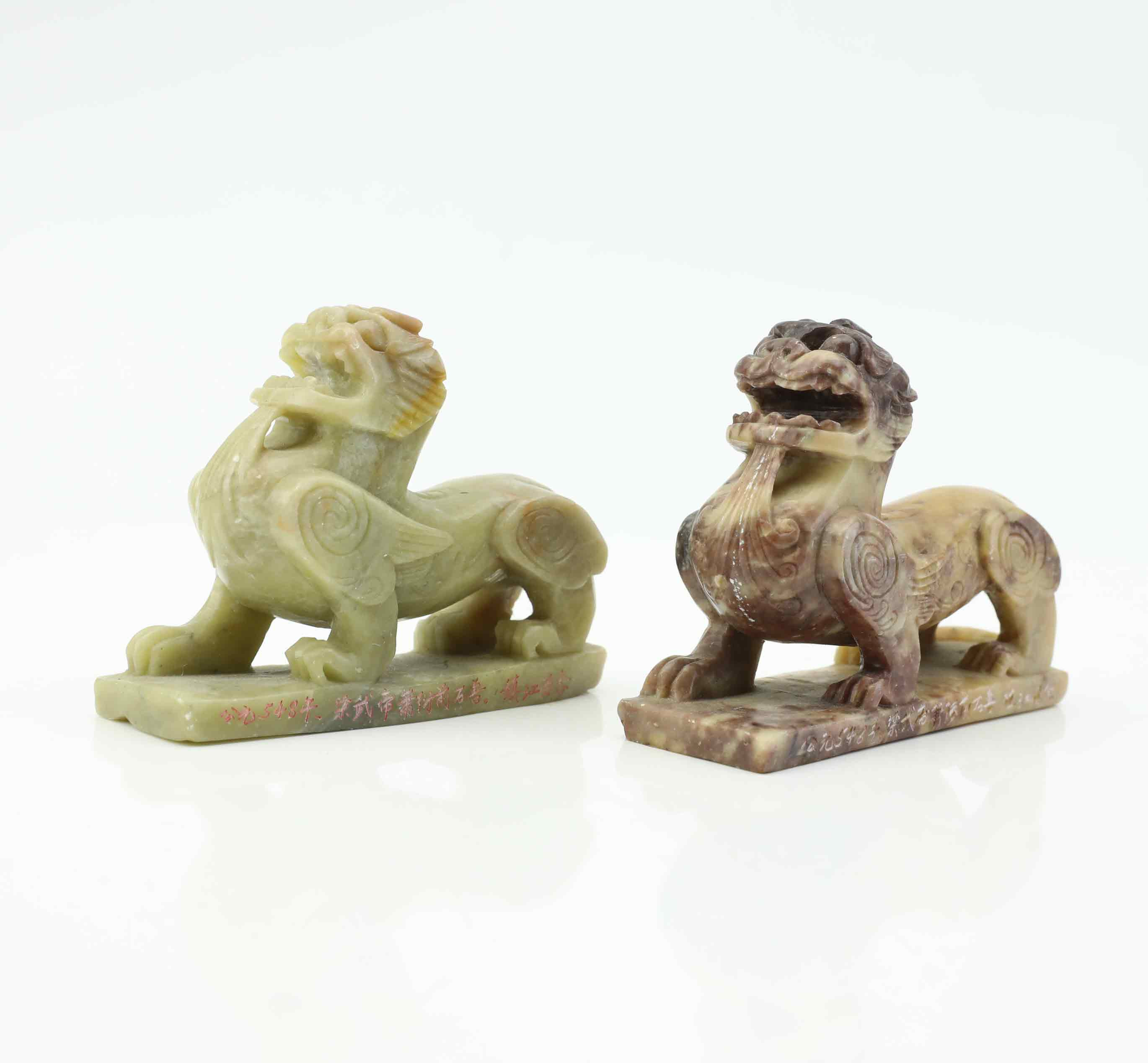 FIGURINER, 2 st, tempelhundar, sten med inskription, Kina, 1900-tal.