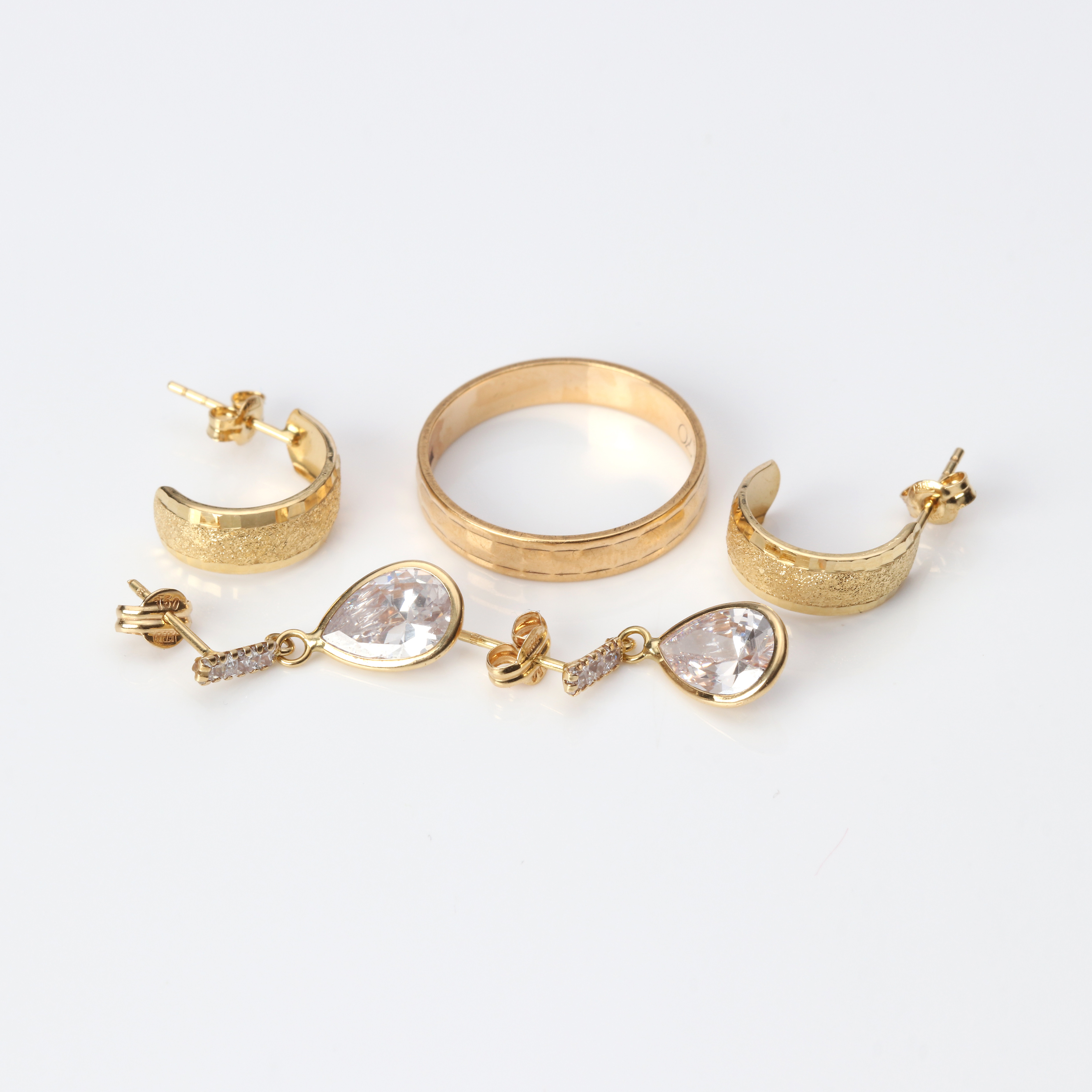 RING OCH ÖRHÄNGEN, TVÅ PAR. 18k guld med färglösa stenar, totalvikt ca 5,9 gram.