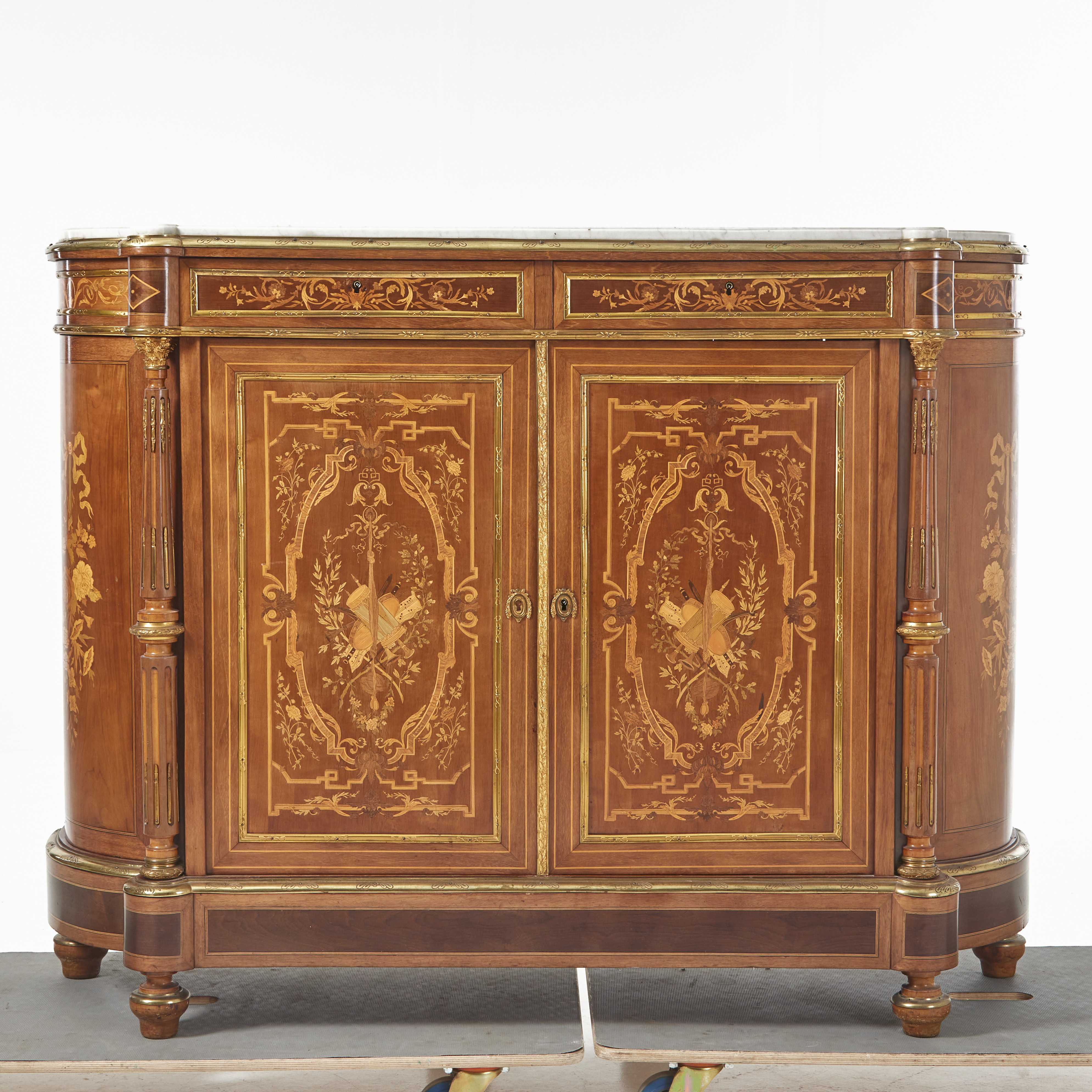 SIDEBOARD / BUFFÉ, 1800-talets slut, Frankrike, fanerad i mahogny, intarsiadekor, skiva i marmor, beslag i mässing.