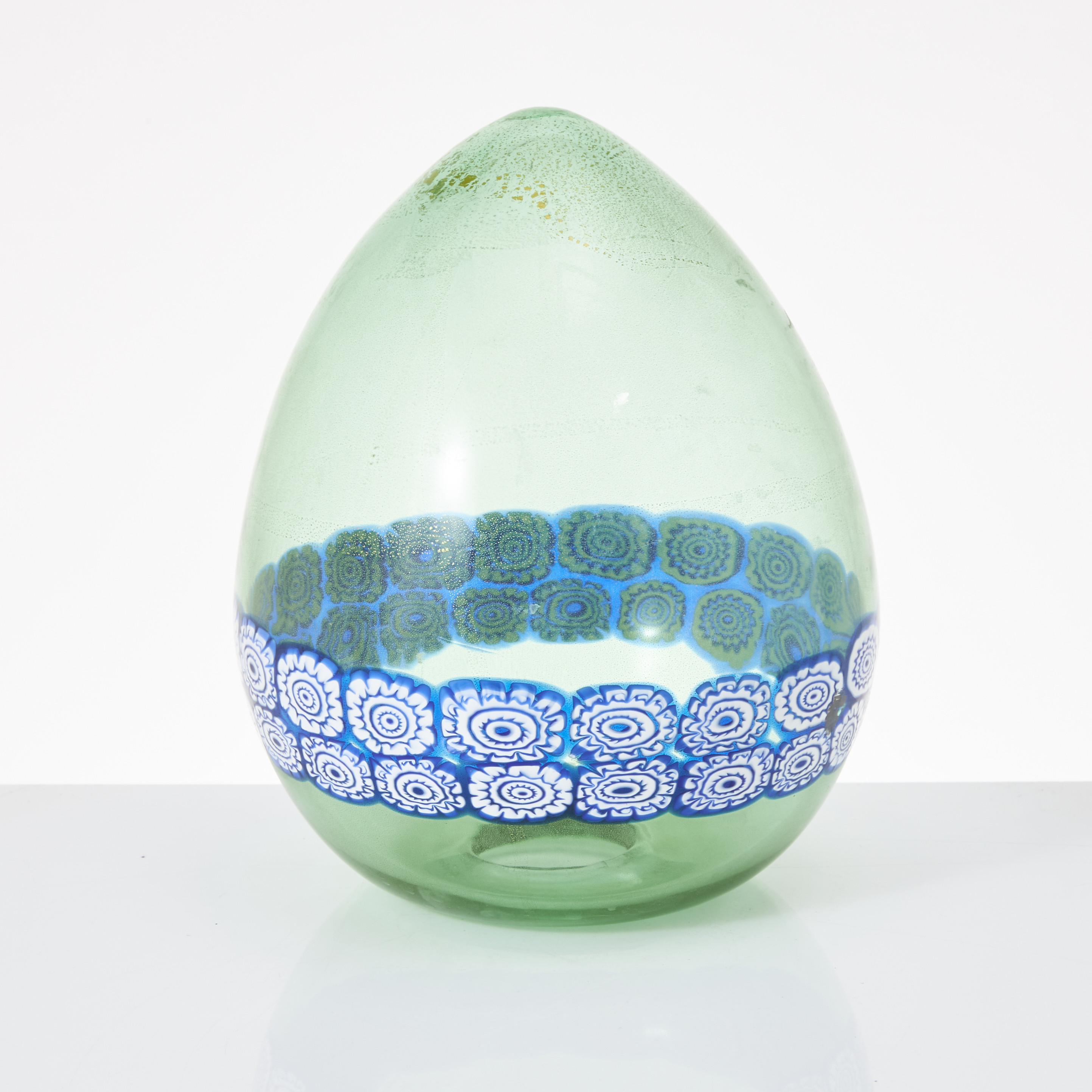 SKULPTUR i form av ägg, polykromt glas, signerad Venezia Murano samt daterad 2010.