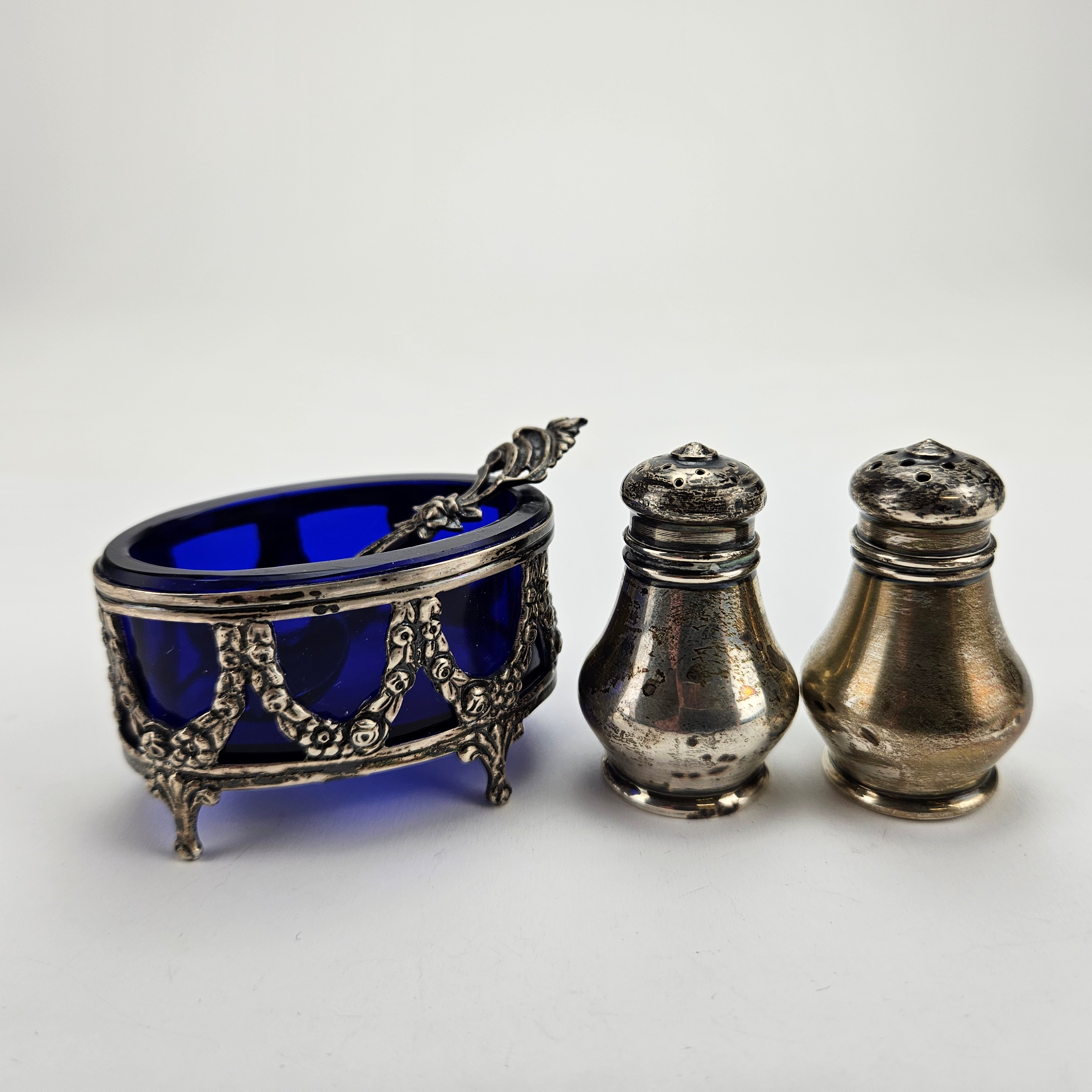 SALTKAR MED SALTSKED, silver och glas, Louis XVI-stil, SALT- OCH PEPPARSTRÖARE, 2 st, sterling silver, 1900-tal.