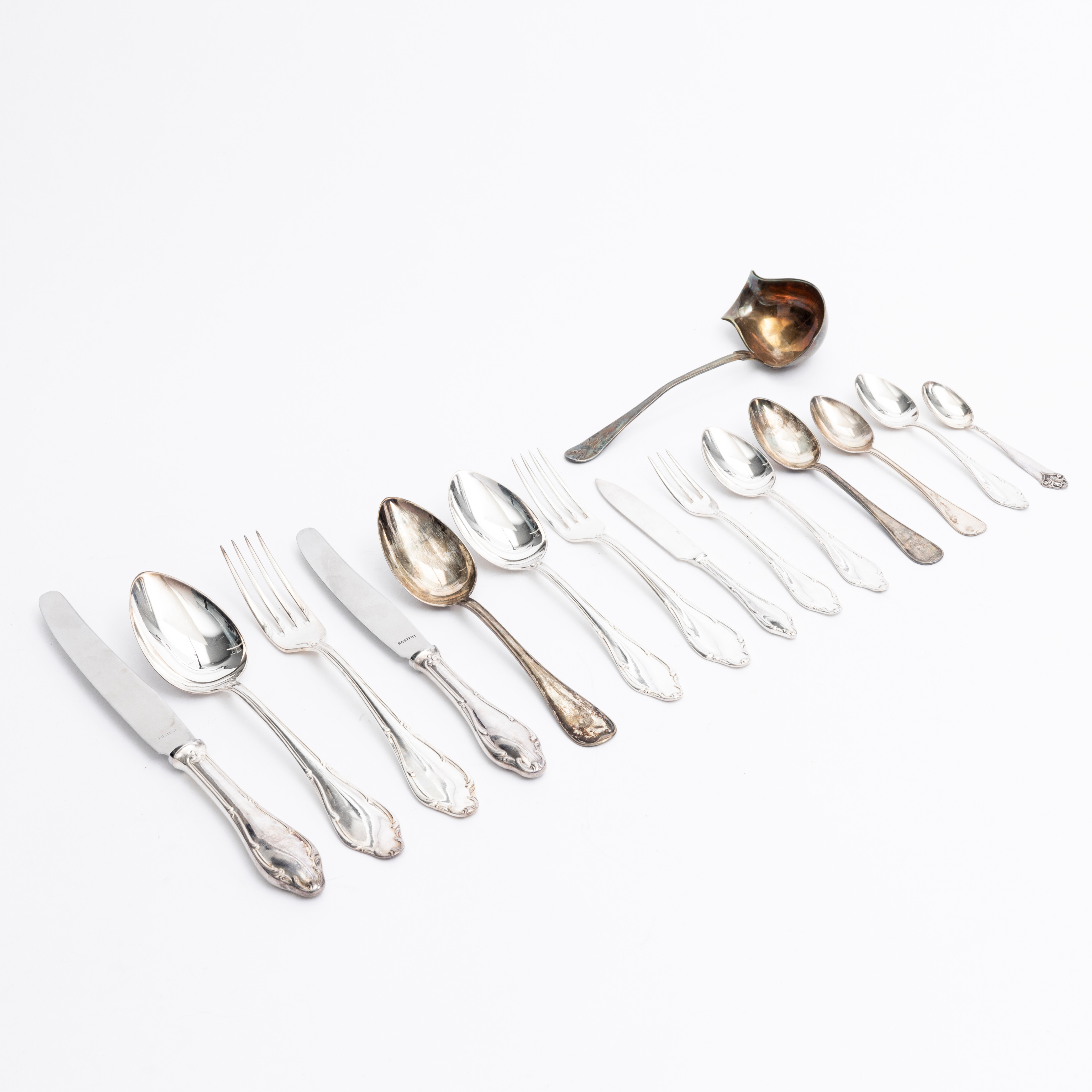 BESTICK, 23 delar, silver, olika modeller och fabrikat, 1900-tal.
