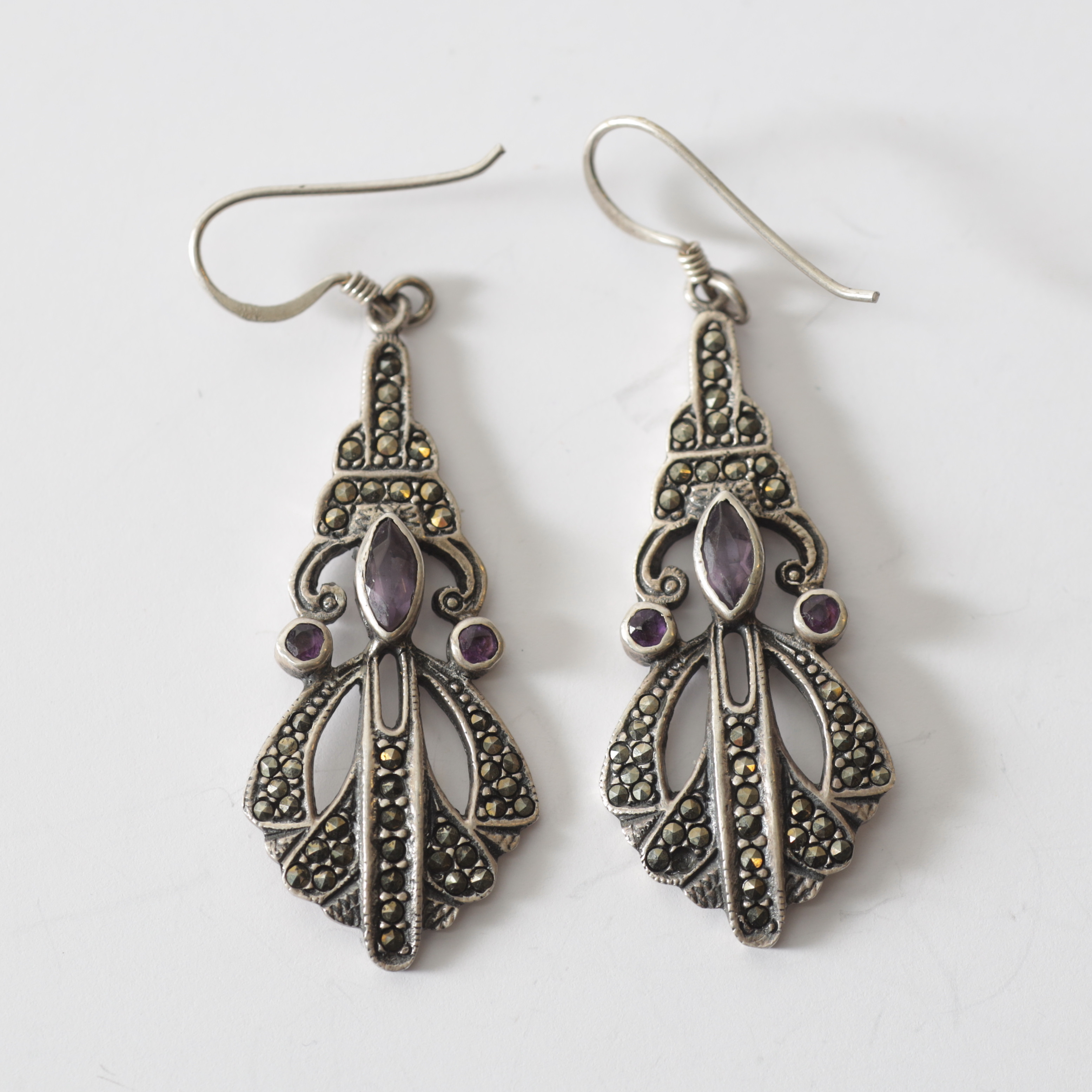 ÖRHÄNGEN, 1 par, sterlingsilver & ametister, Art Déco, 1920-/30-tal. Ttoalvikt ca 9,1 gram.