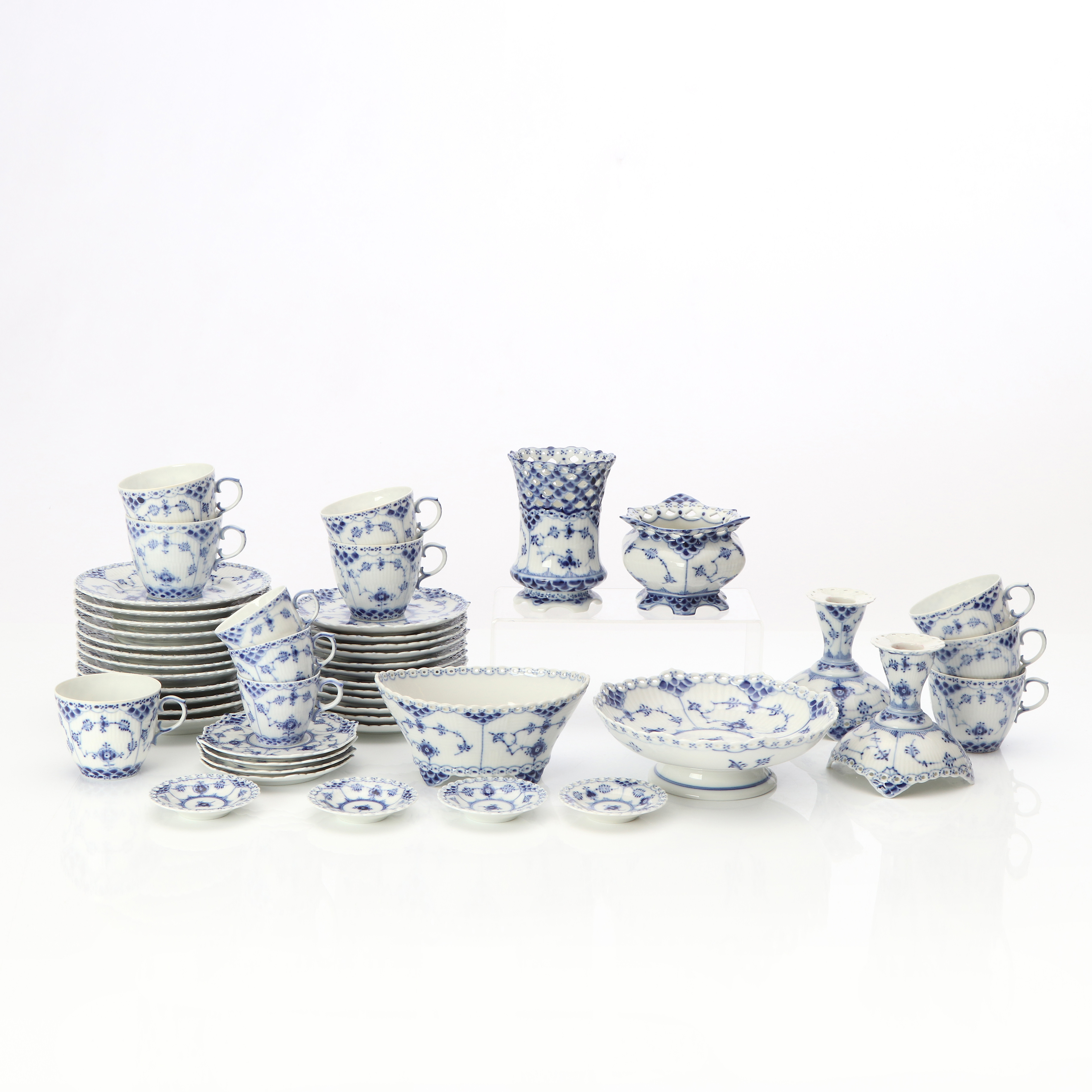 MUSSELMALET, SERVISDELAR, 33 ST. Porslin. Royal Copenhagen.