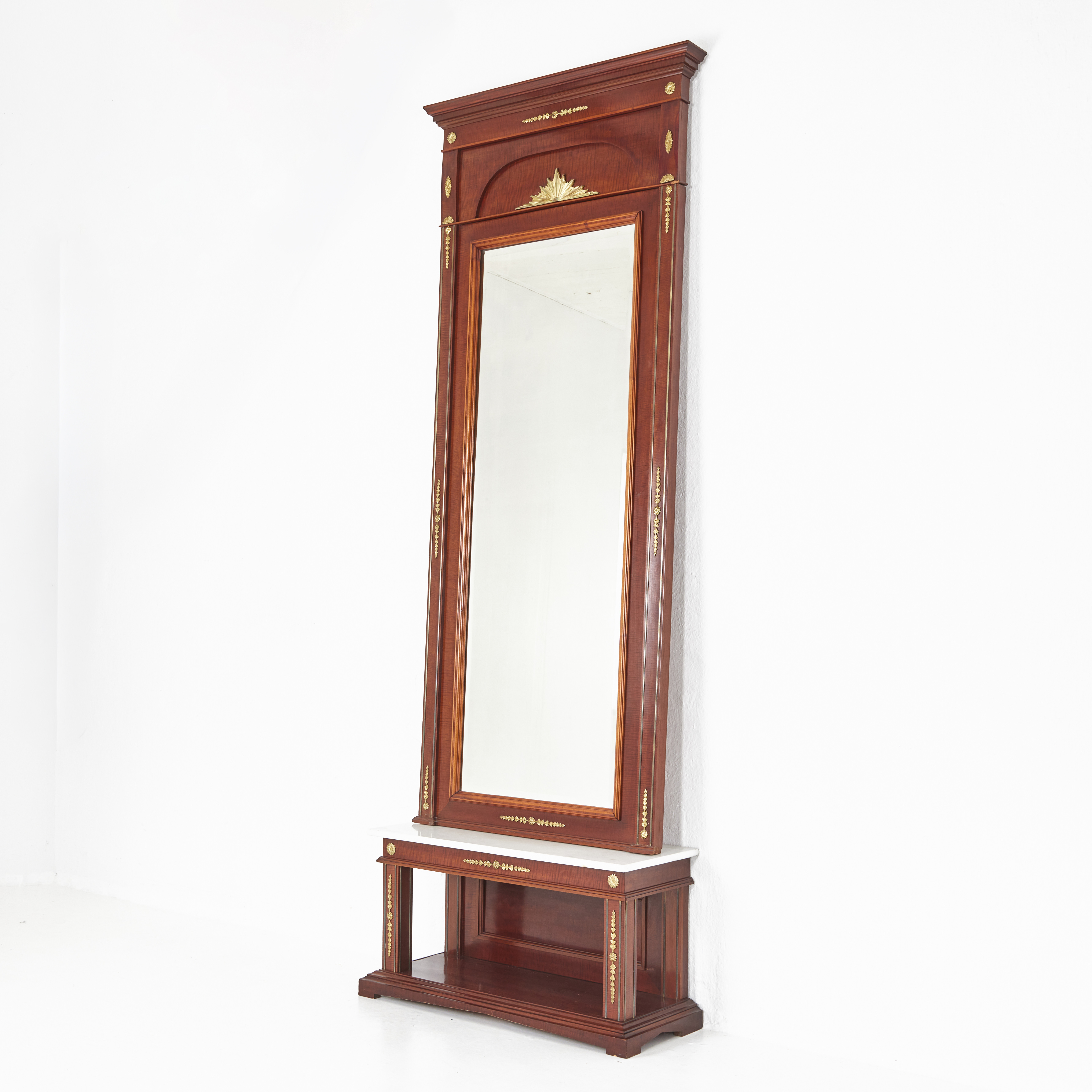 SPEGEL med trymå, 1900-talets början, empirestil, fanerade mahogny, beslag i brons, skiva i marmor, fasettslipat glas.