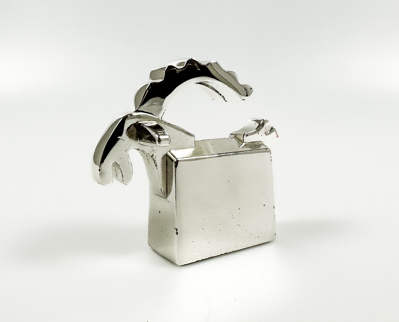 GUNNAR CYRÉN. SKULPTUR, "Silverbocken", silverpläterad metall.