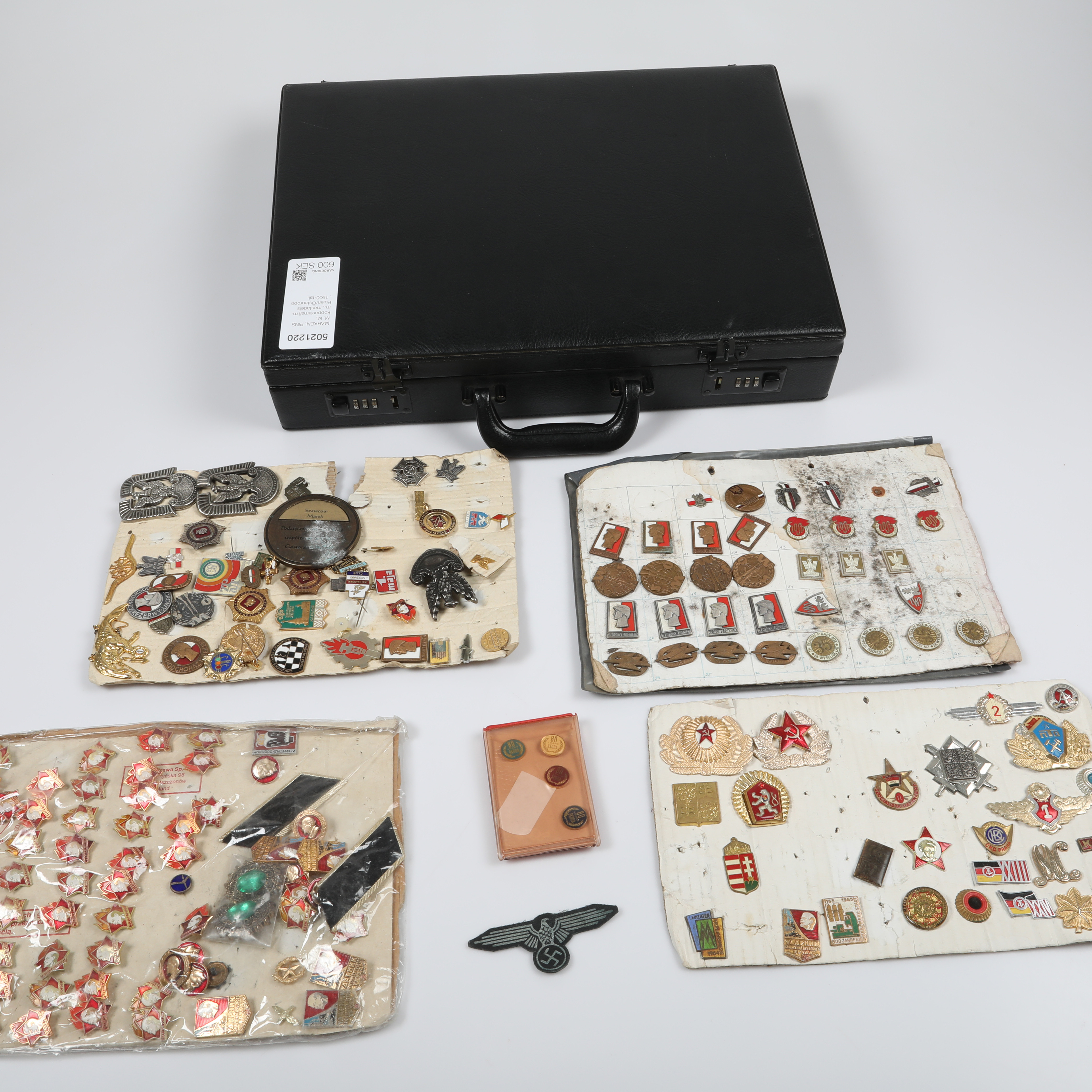 MÄRKEN, PINS M. M. koppar/emalj m. m., mestadels Polen/Östeuropa, 1900-tal.