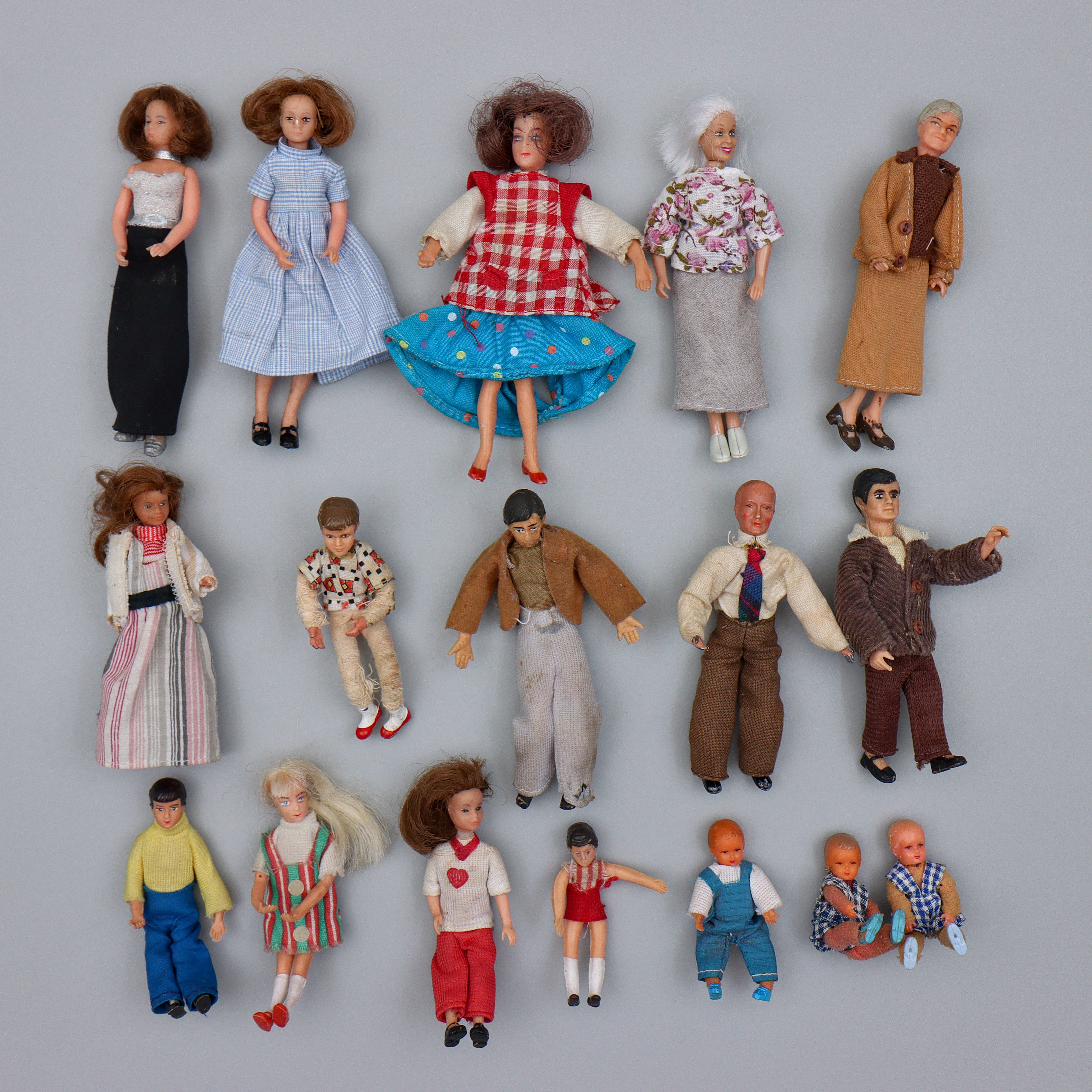 LUNDBY DOCKSKÅPS DOCKOR SAMT KLÄDER 17 DELAR, 1900-TAL.