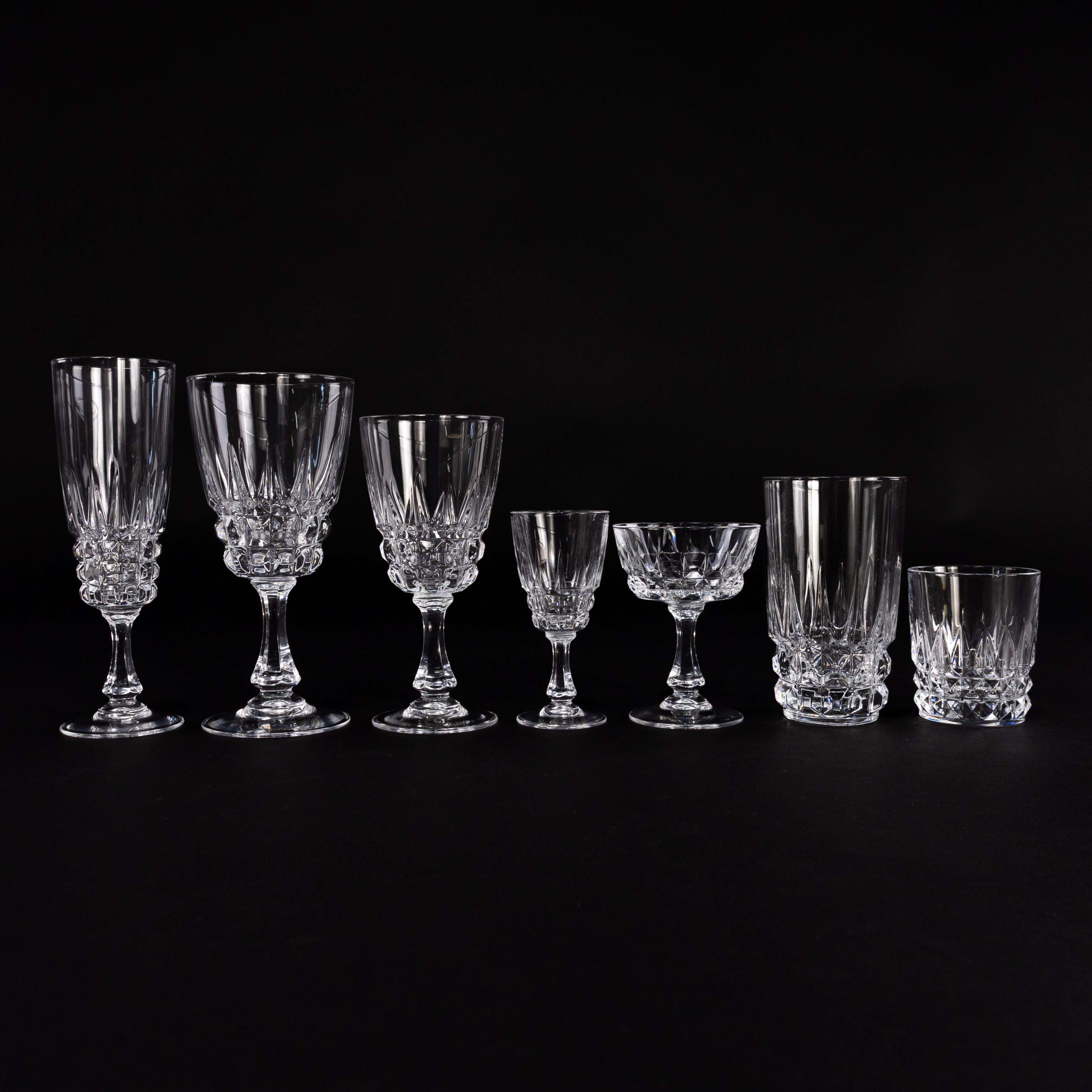 GLASSERVIS. 46 delar, "Pompadour", Cristal d'Arques, Frankrike.