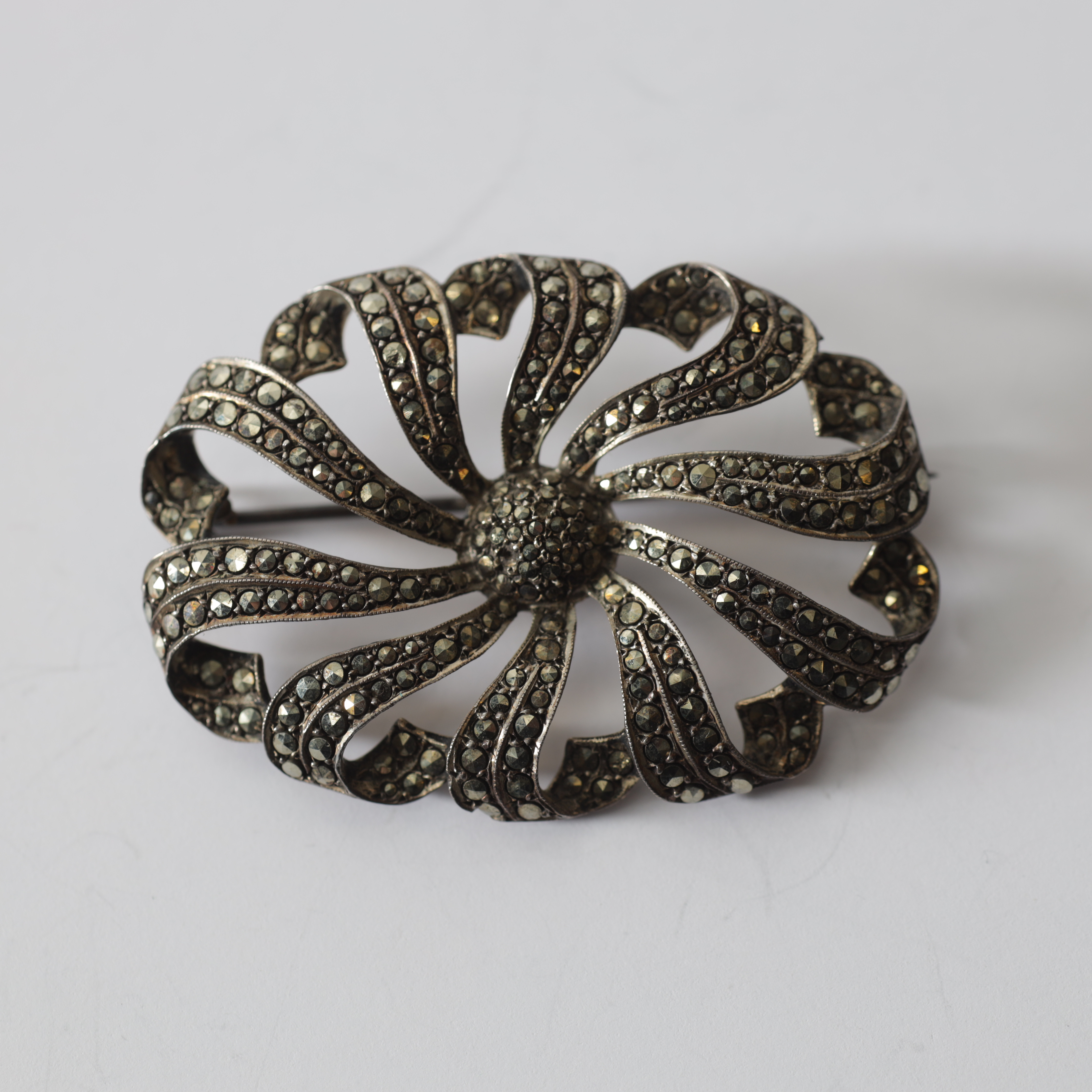 BROSCH, silver, Art Déco, 1920-/30-tal. Totalvikt ca 11,5 gram.
