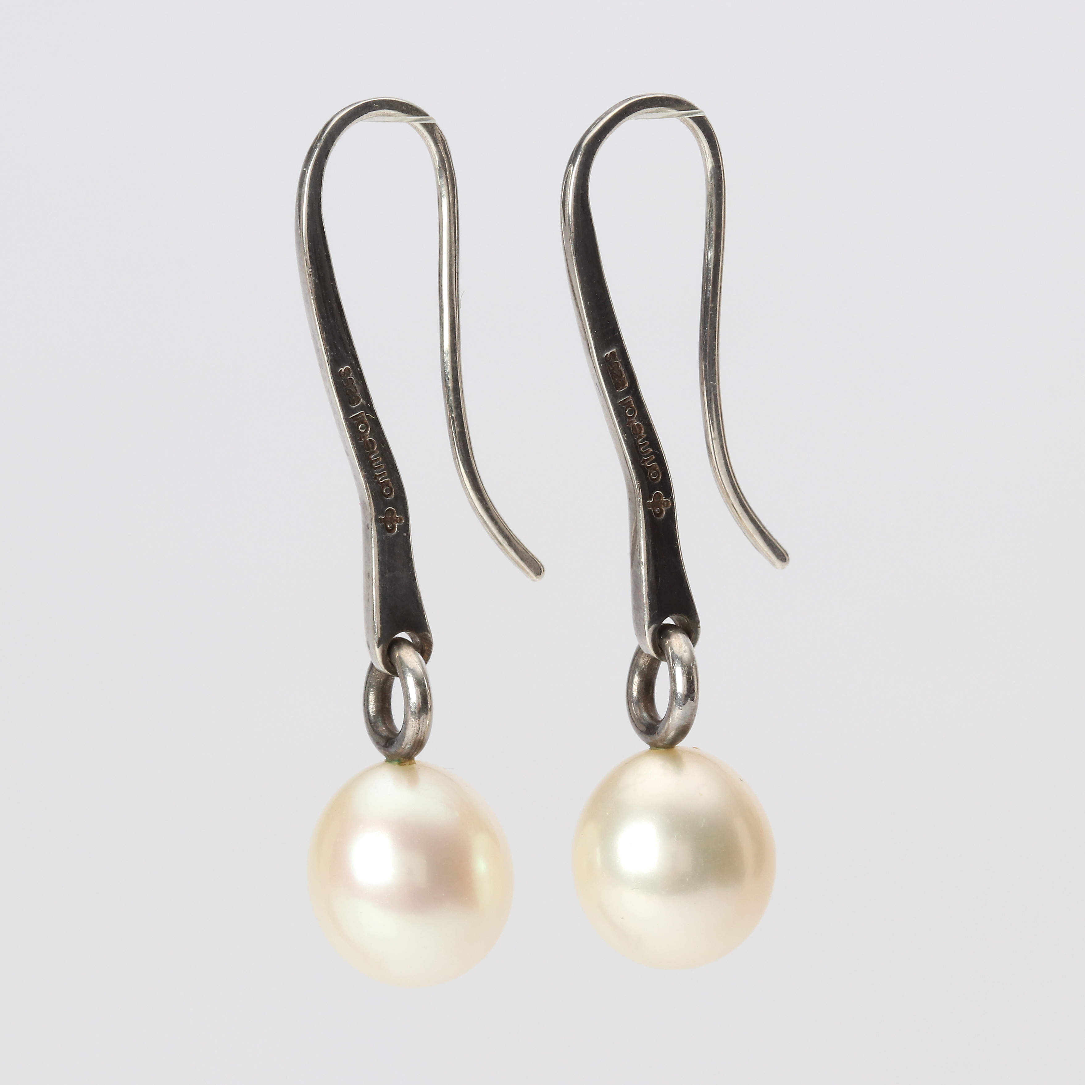 HÅKAN ORRLING, ÖRHÄNGEN, ETT PAR. Sterlingsilver med odlade pärlor, Artmetall, Helsingborg.