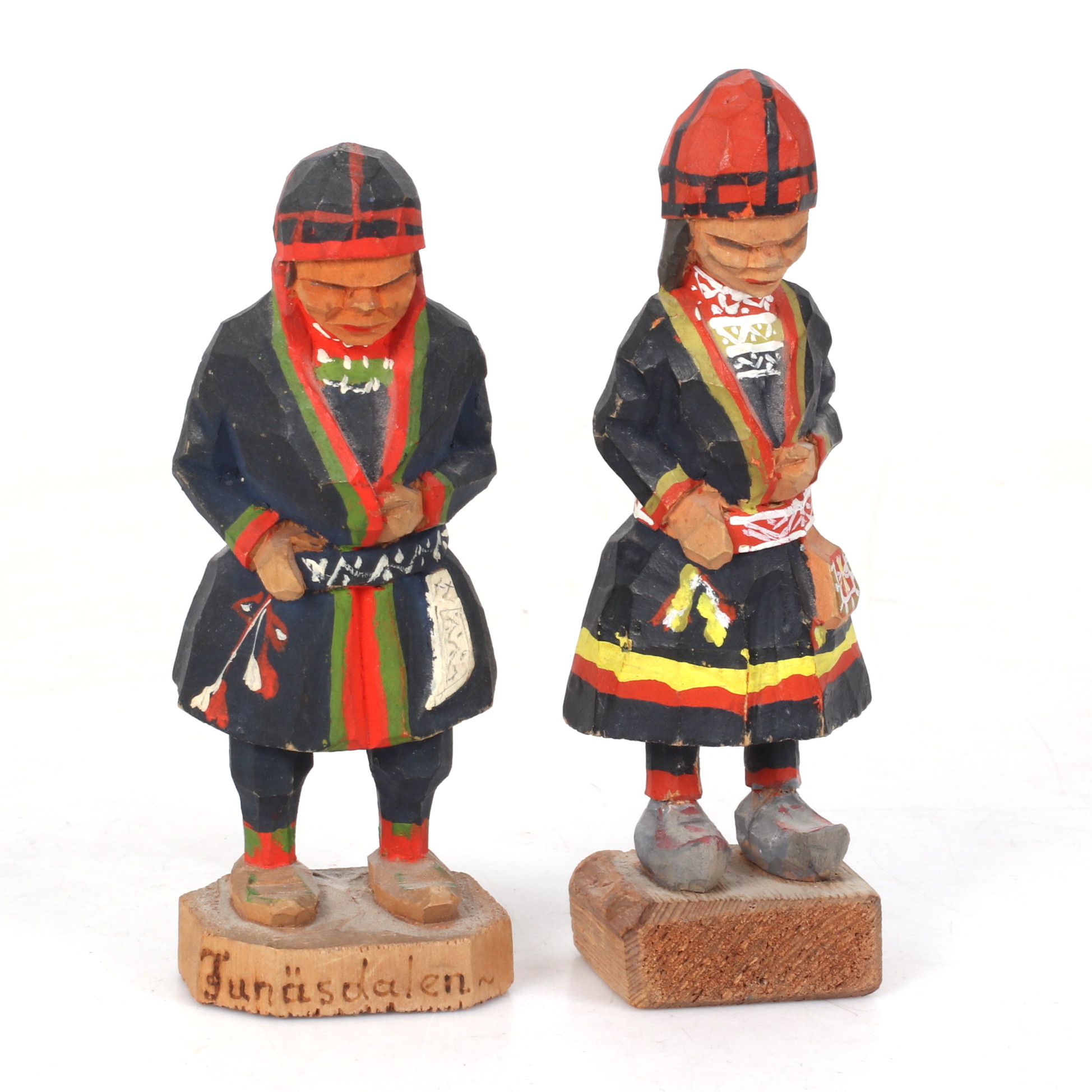 GEORG JONSSON. Skulpturer, 2 st, samer, snidat och bemålat trä, monogramsignerad GJ.