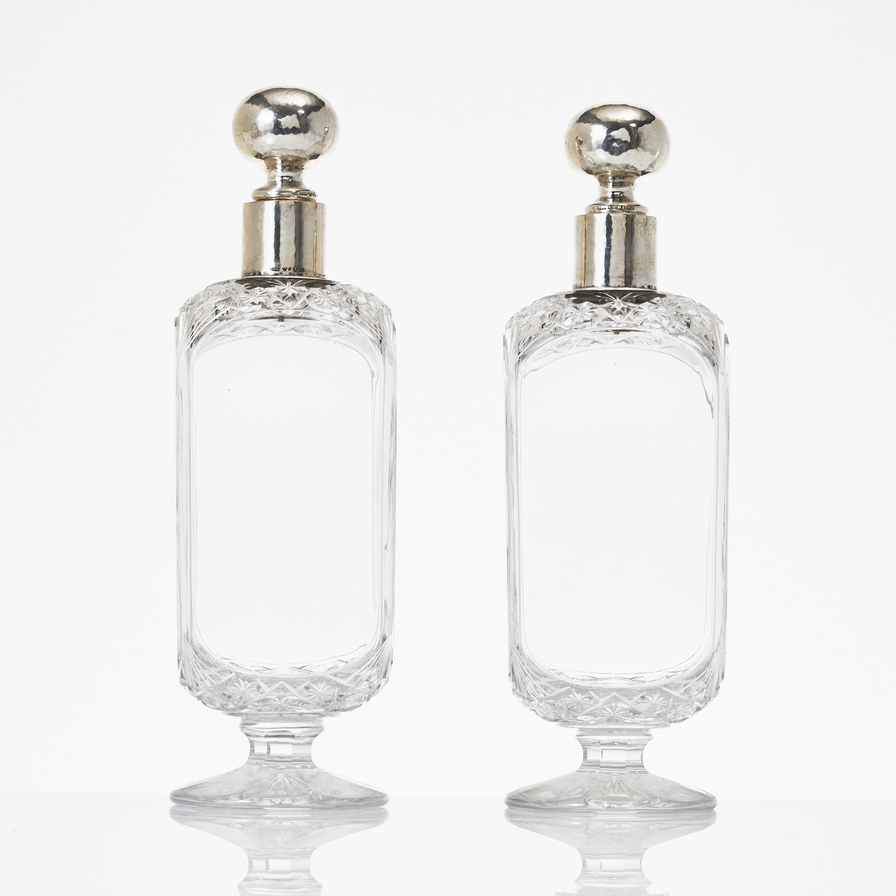 KARAFFER på fot, 1 par, silvermontering, glas med slipad dekor, CG Hallberg Stockholm 1923.