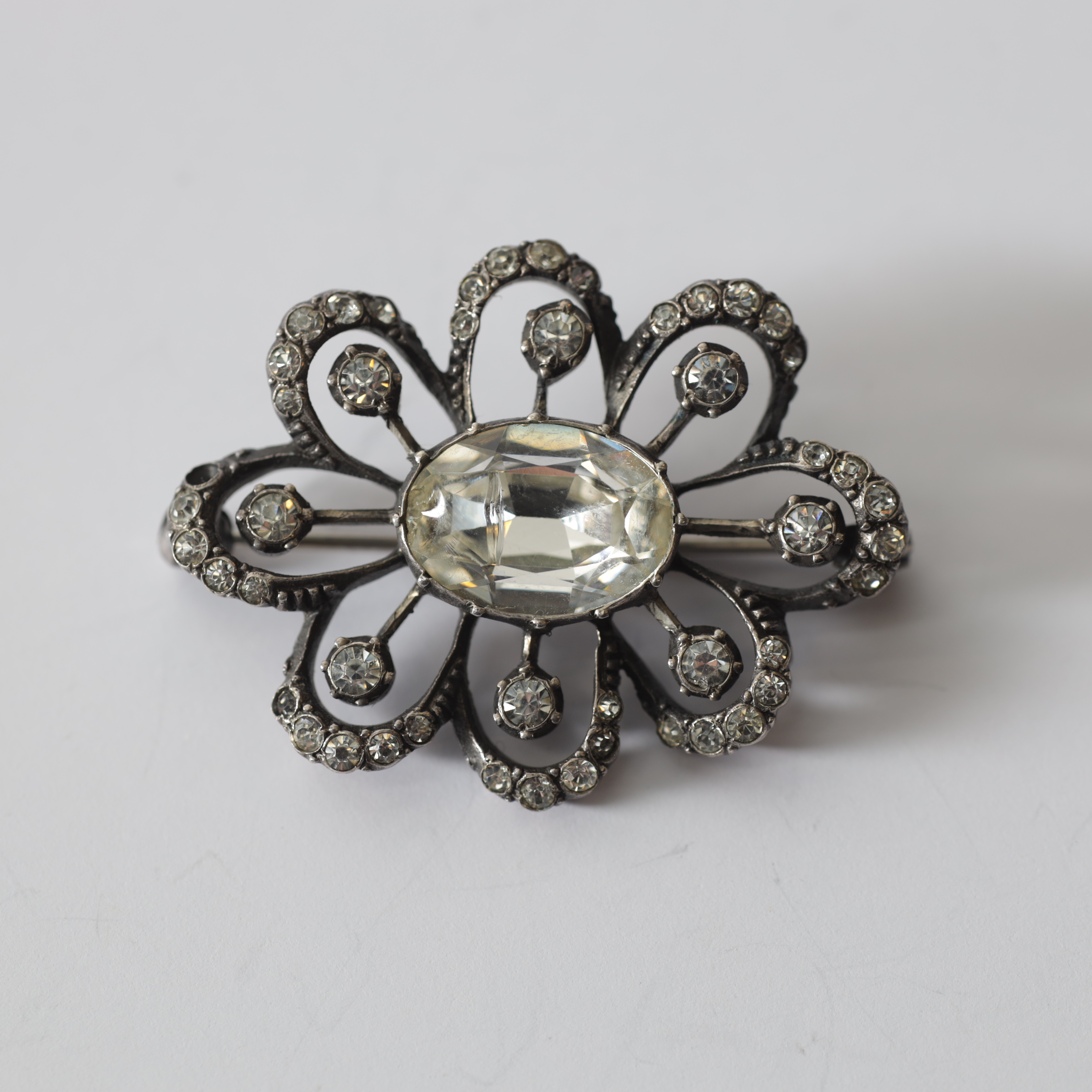 BROSCH, silver & stenar, importstämplar, Art Déco, 1920-/30-tal. Totalvikt ca 11,5 gram.