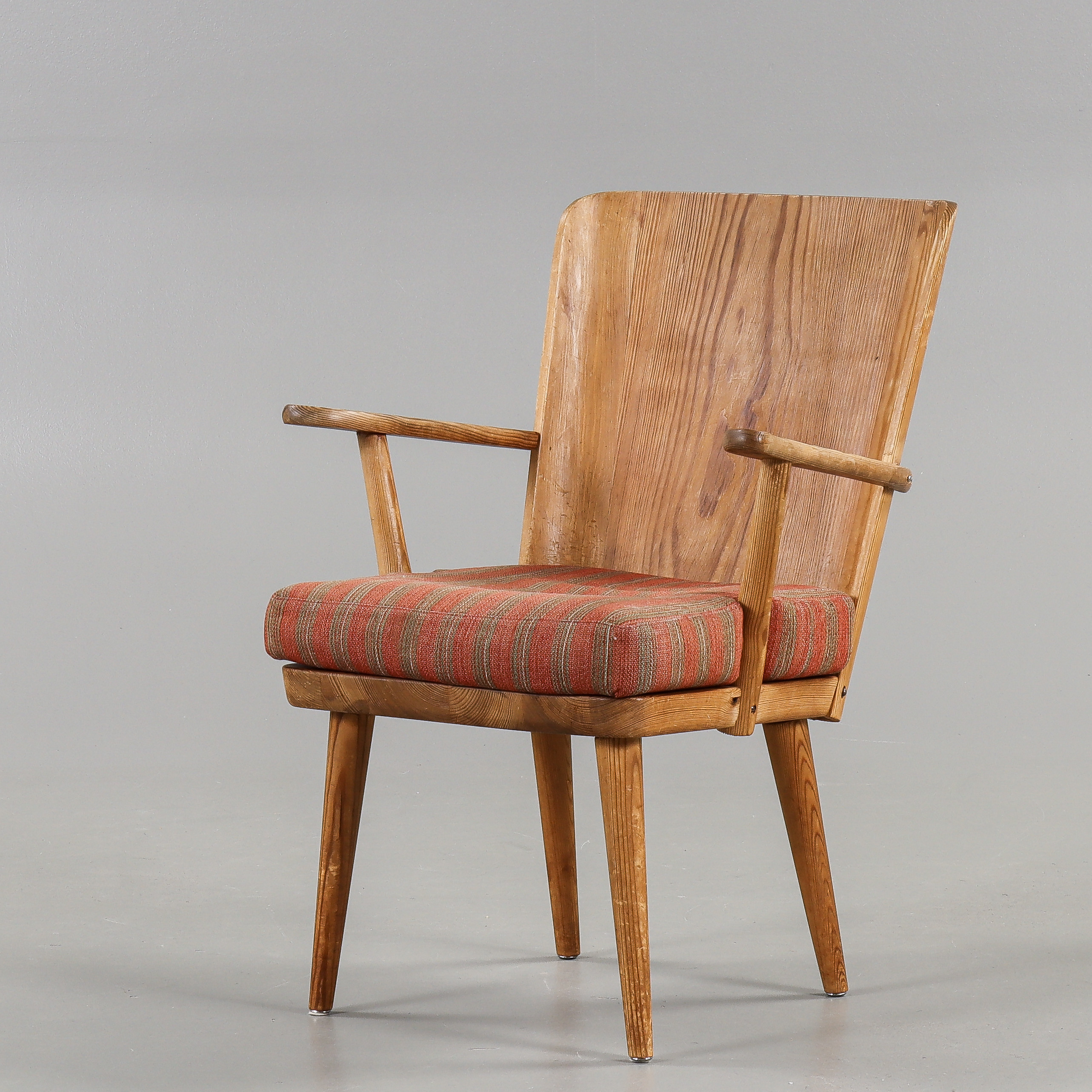 GÖRAN MALMVALL. Karmstol modell 510, Svensk Fur, 1900-talets mitt.