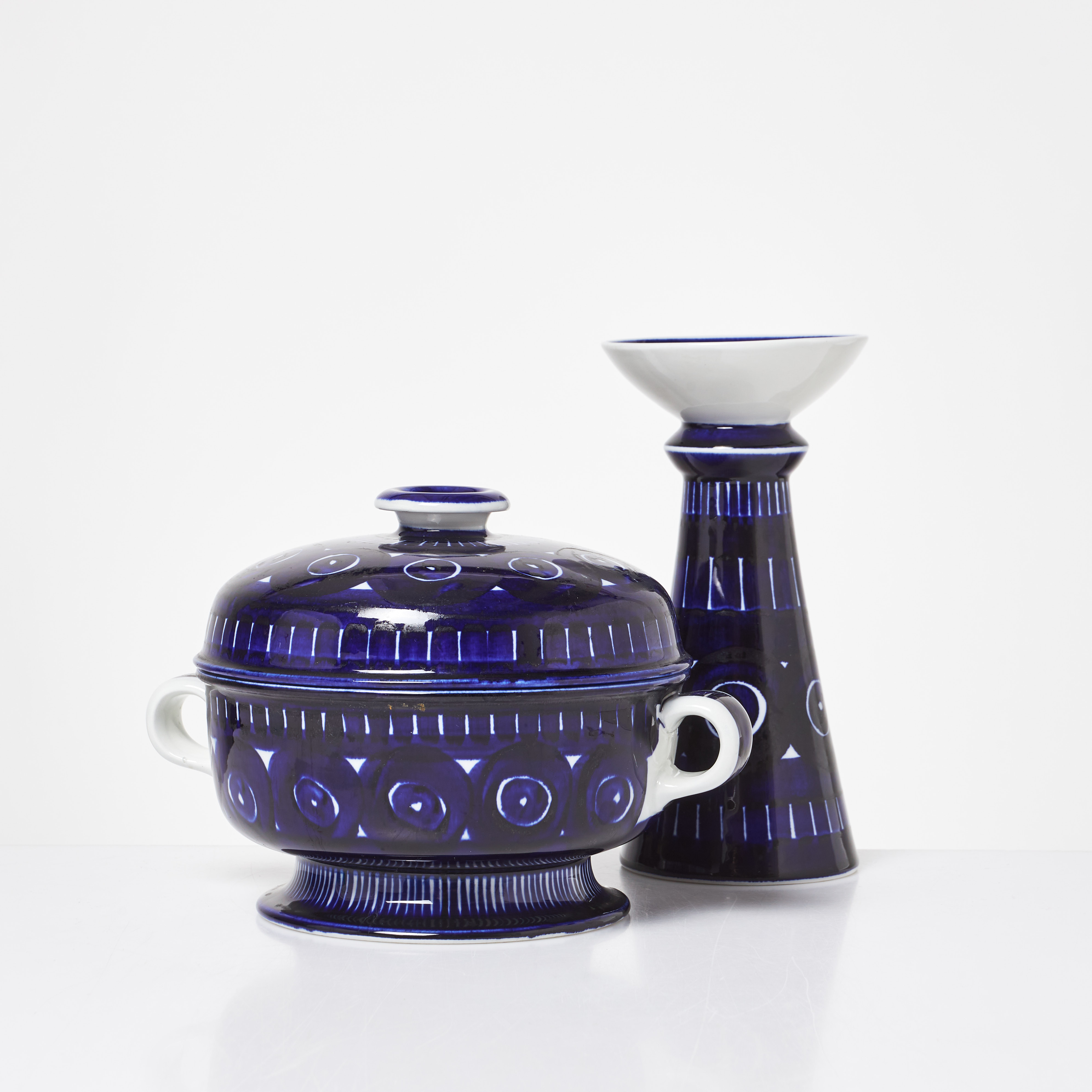 ULLA PROCOPÉ. 2 delar, "Valencia", terrin med lock samt ljusstake, porslin, signerad Arabia, Finland.