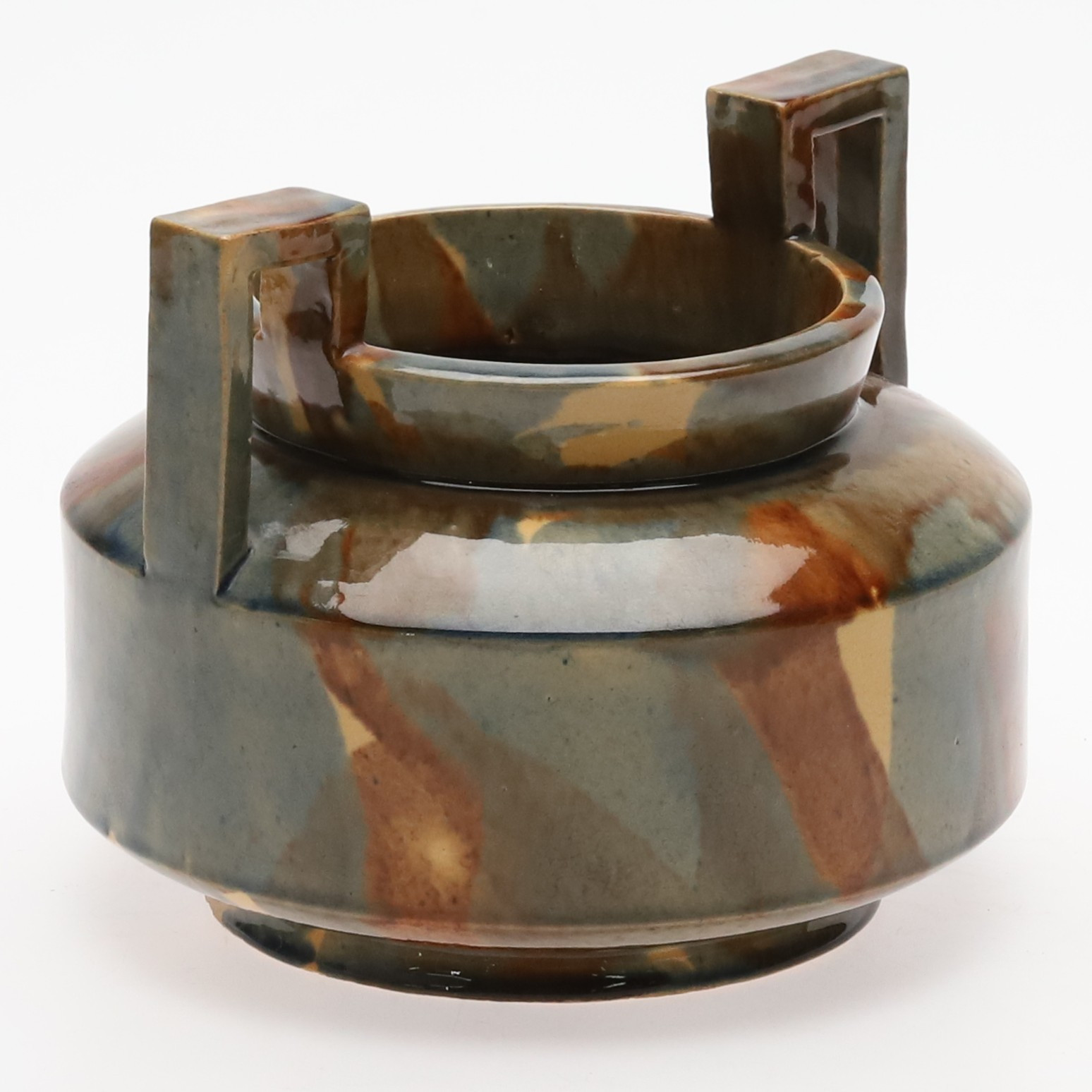 VAS med hänklar. Majolika, Höganäs, 1900-tal.