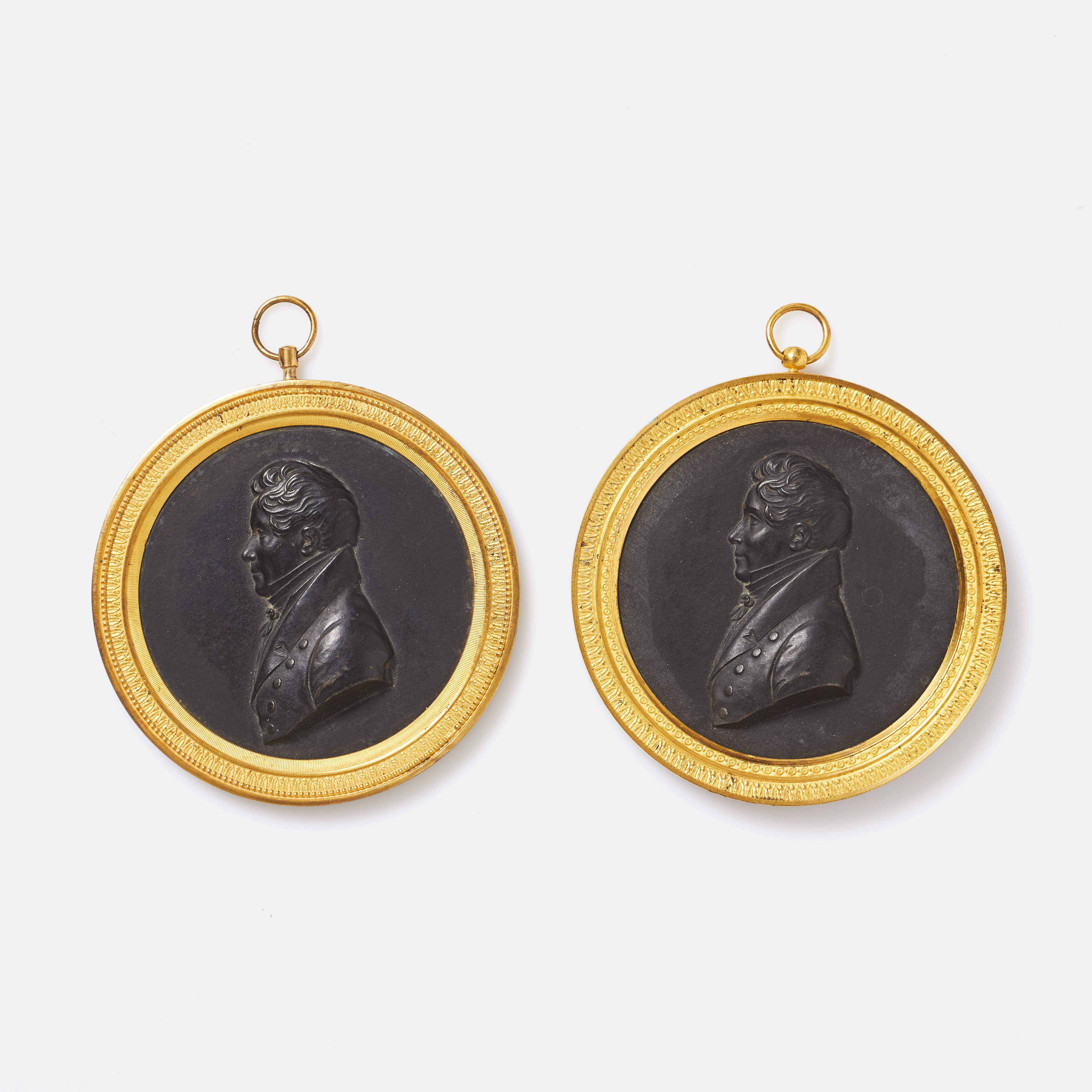PORTRÄTTMEDALJONGER. 2 st, patinerad brons, förgylld ram, 1800-tal.
