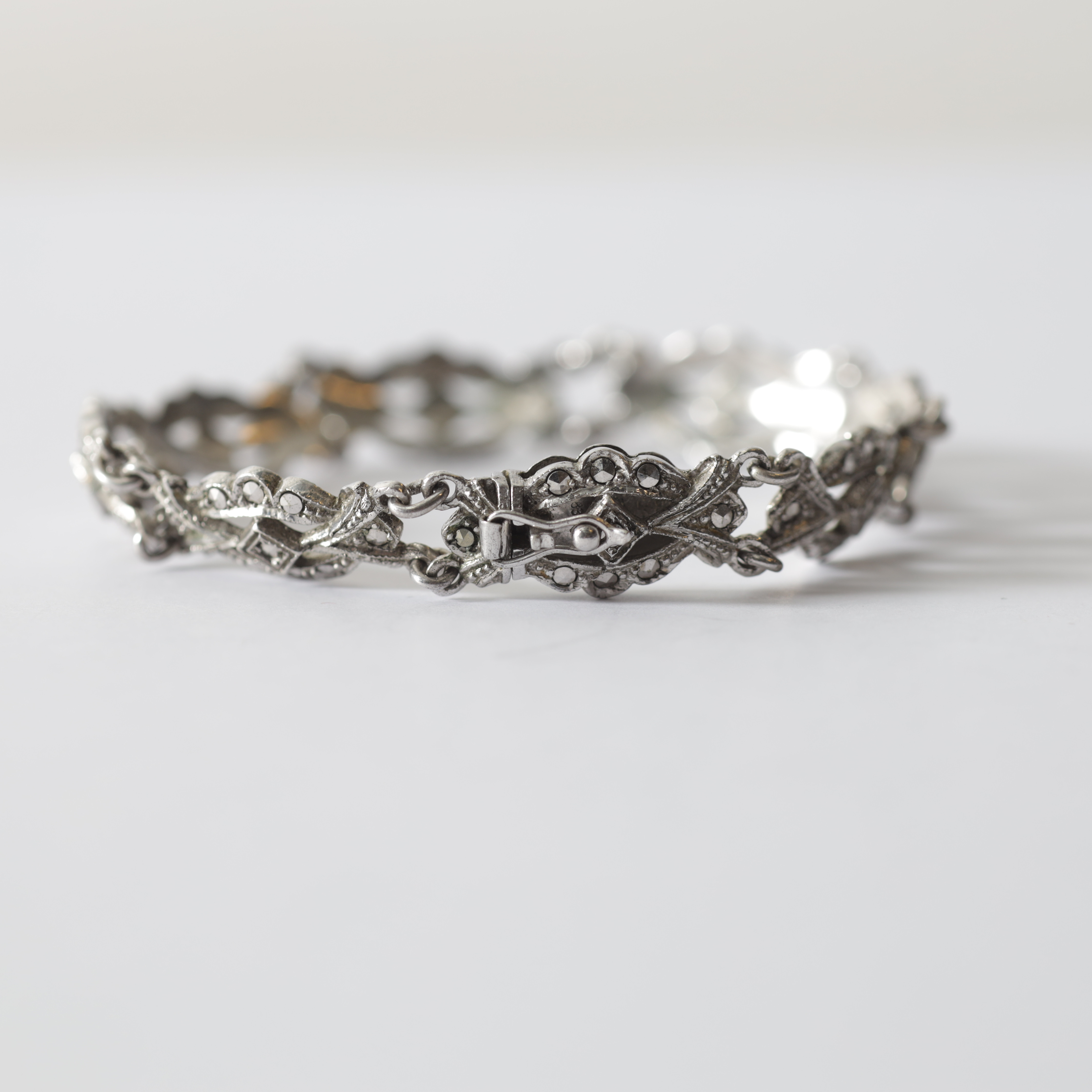 ARMBAND, silver & stenar, importstämplar, Art Déco, 1920-/30-tal. Totalvikt ca 15,1 gram.