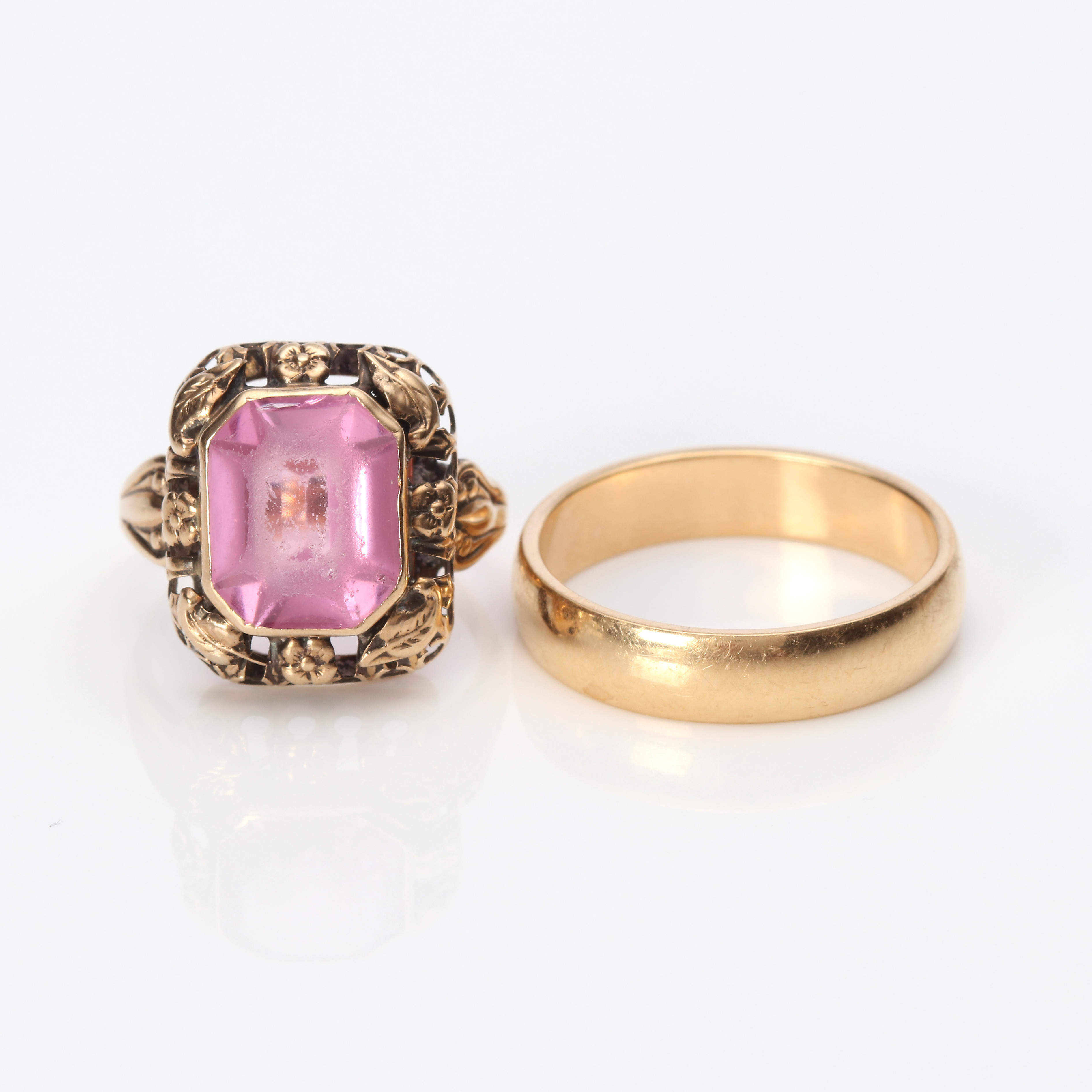 RINGAR, TVÅ ST. 18k och 14k guld, en med en rosa sten.