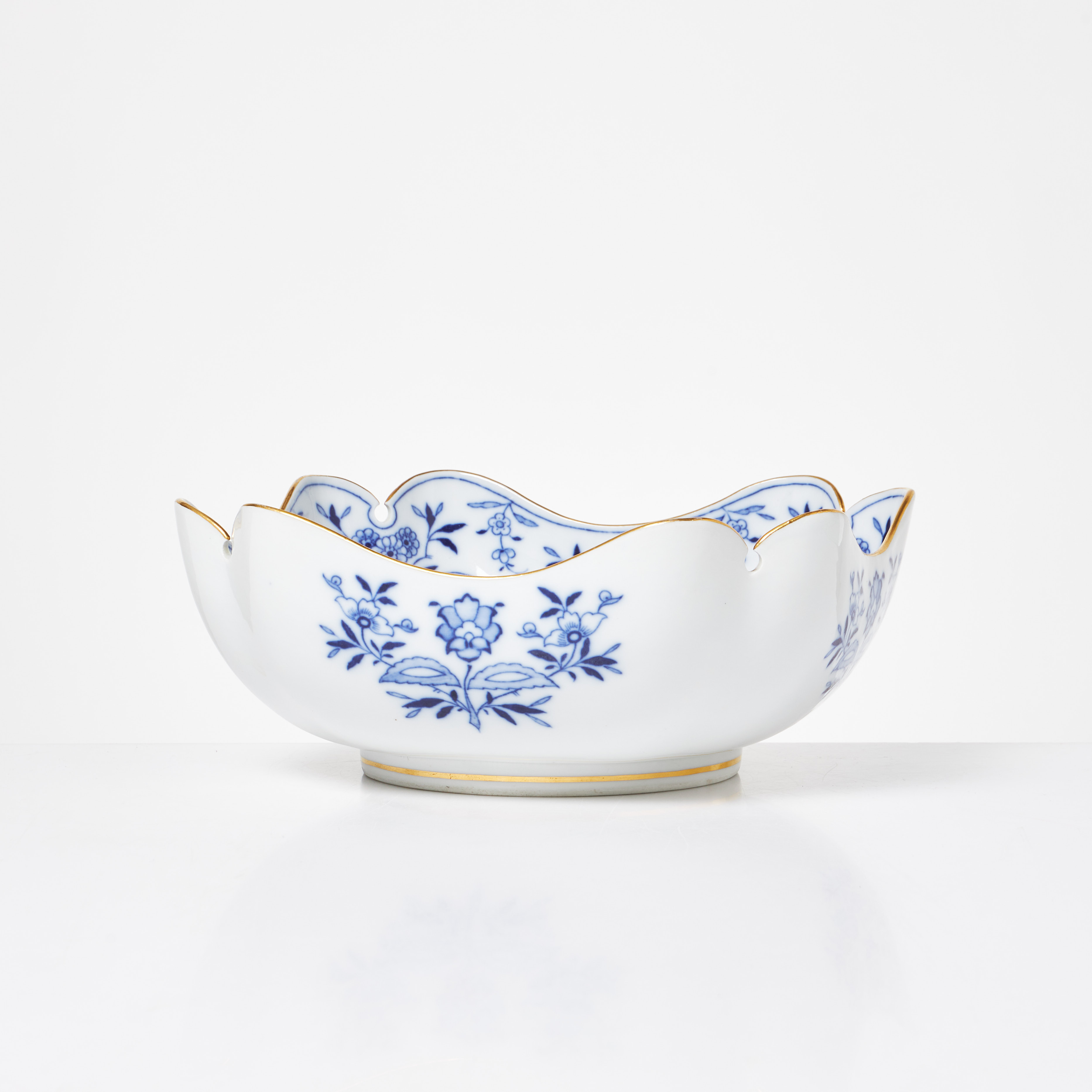 SKÅL. 1900-tal, porslin, Meissen, Tyskland, underglasyrblått, lökmönster, kant med förgyllning.