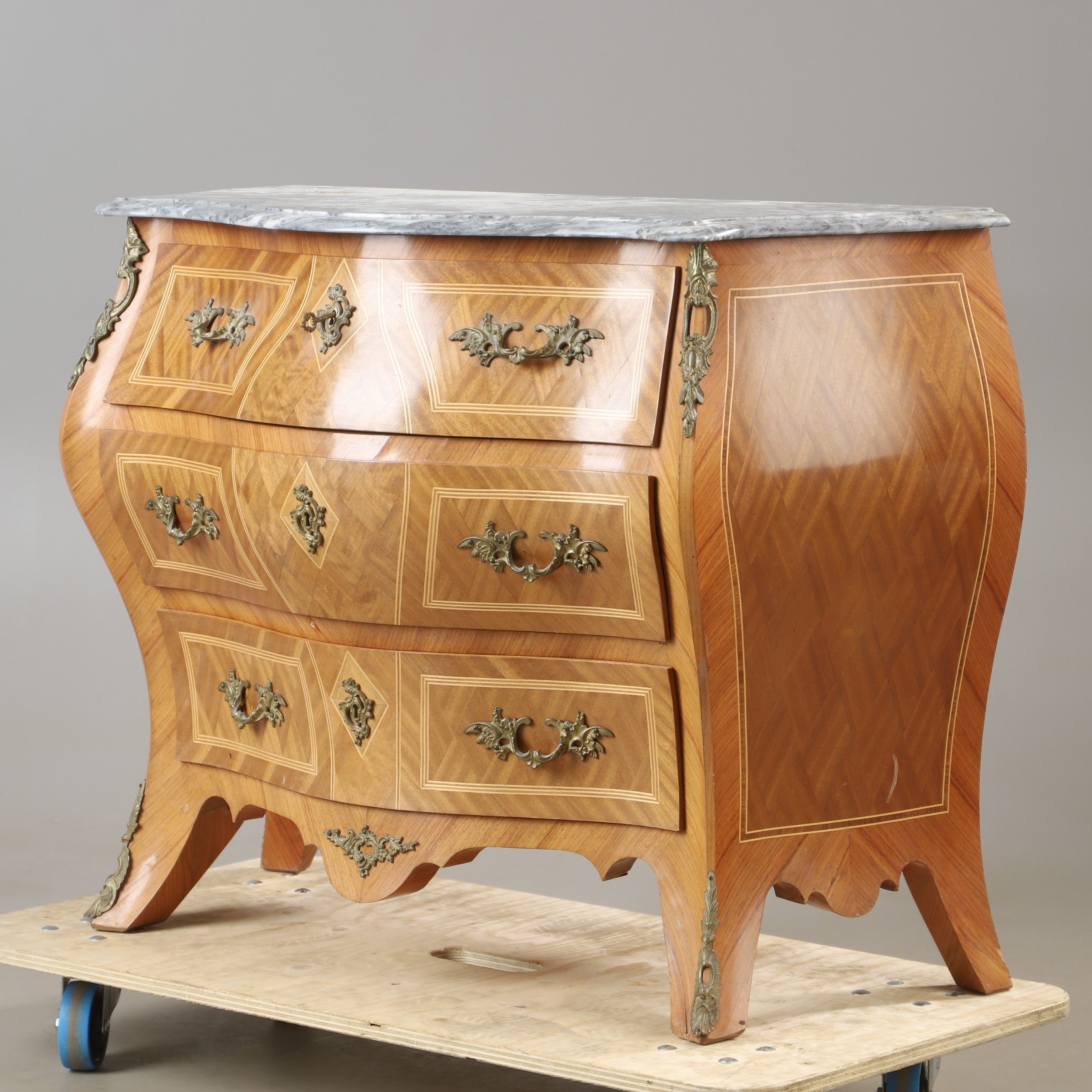 BYRÅ, 3-lådig, intarsia, bronser med stenskiva, rokokostil.