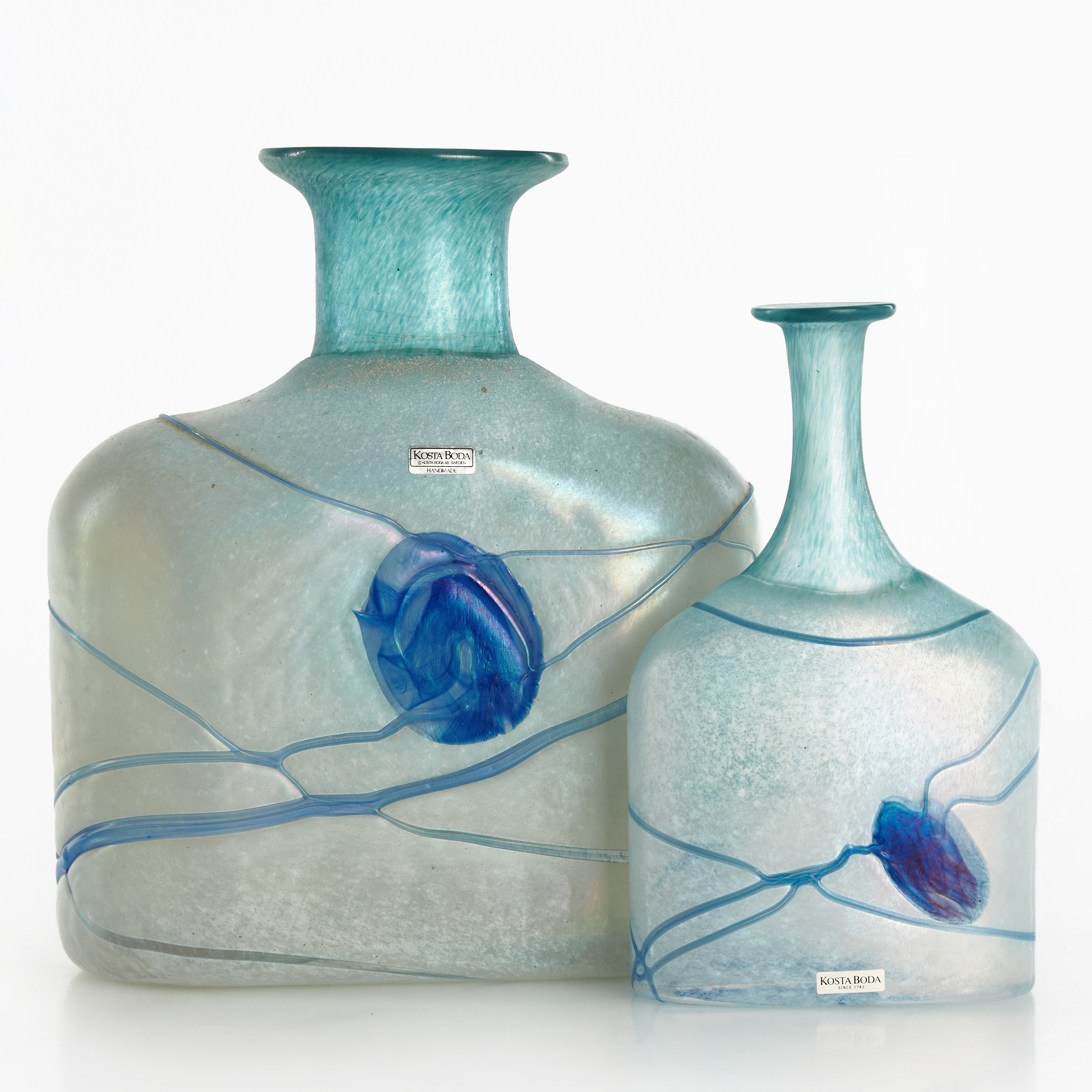 BERTIL VALLIEN (FÖDD 1938). Flaskor/Vaser, 2 st, Kosta Boda, signerade.