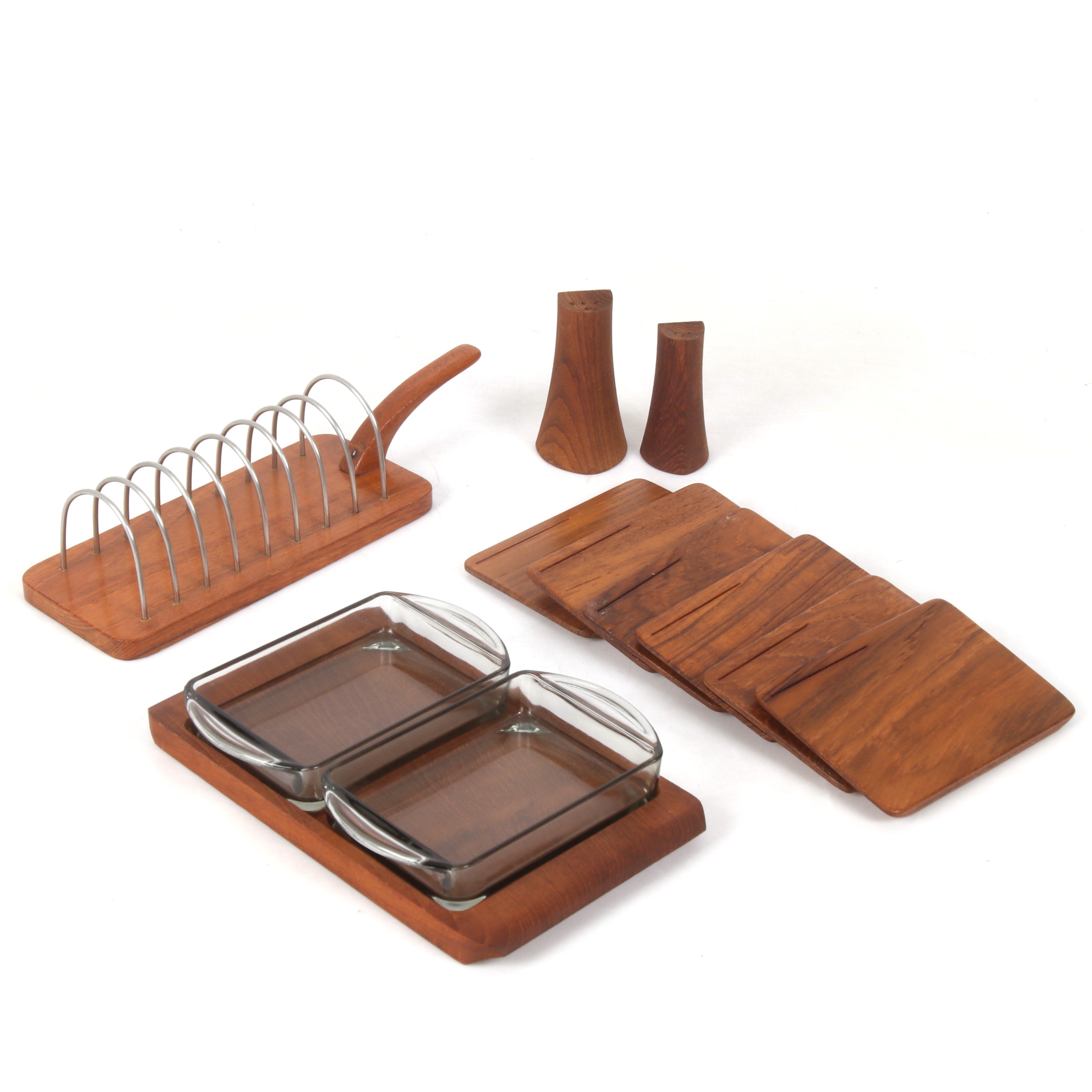 BRICKOR och UPPLÄGGNINGSFAT, 12 delar, teak och glas, bl.a. Laurids Lönborg.