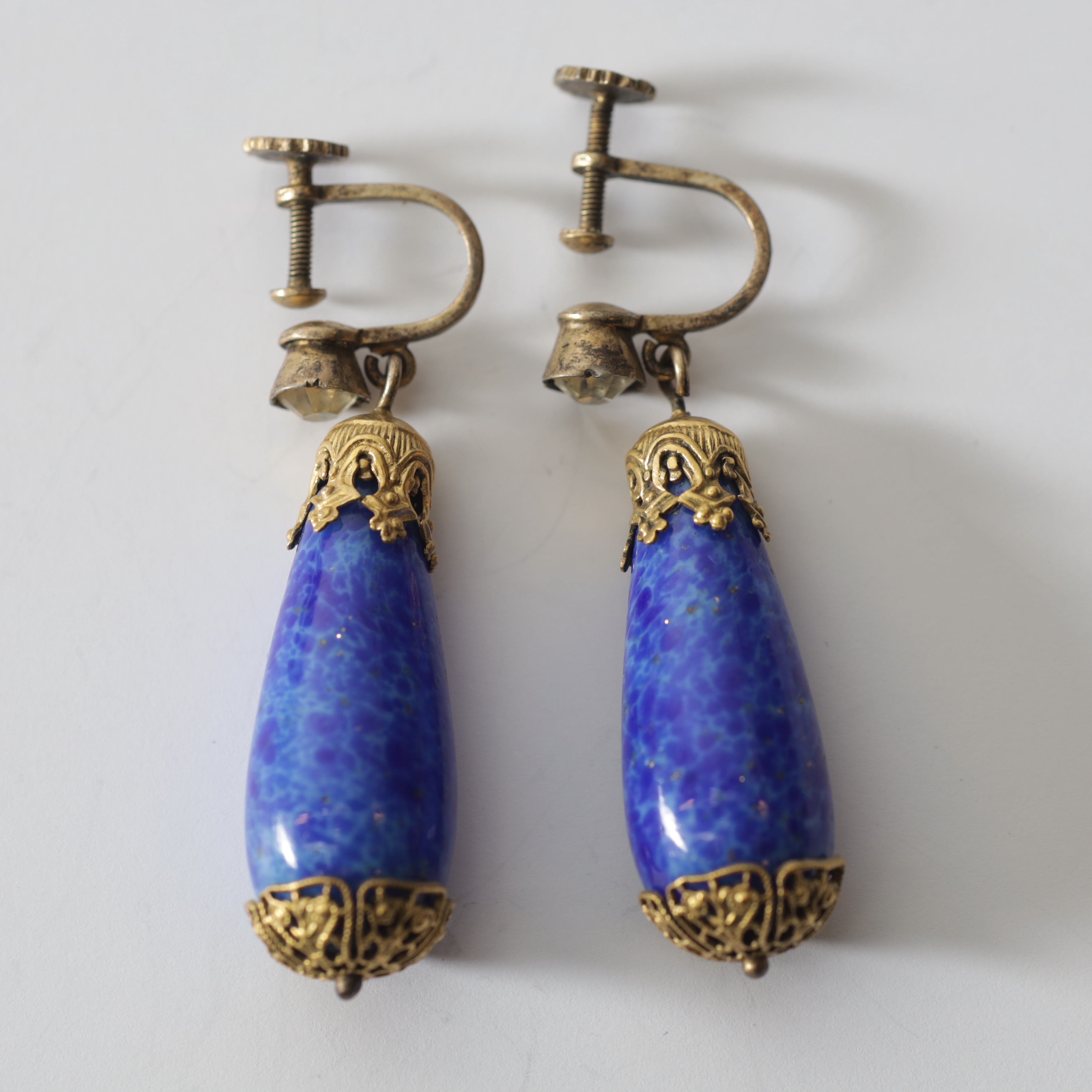 ÖRHÄNGEN, 1 par, förgyllt silver med lapis lazuli & sten, Thorvald Gustavsson (Tego), Älvsjö, 1949. Totalvikt ca 11,6 gram.