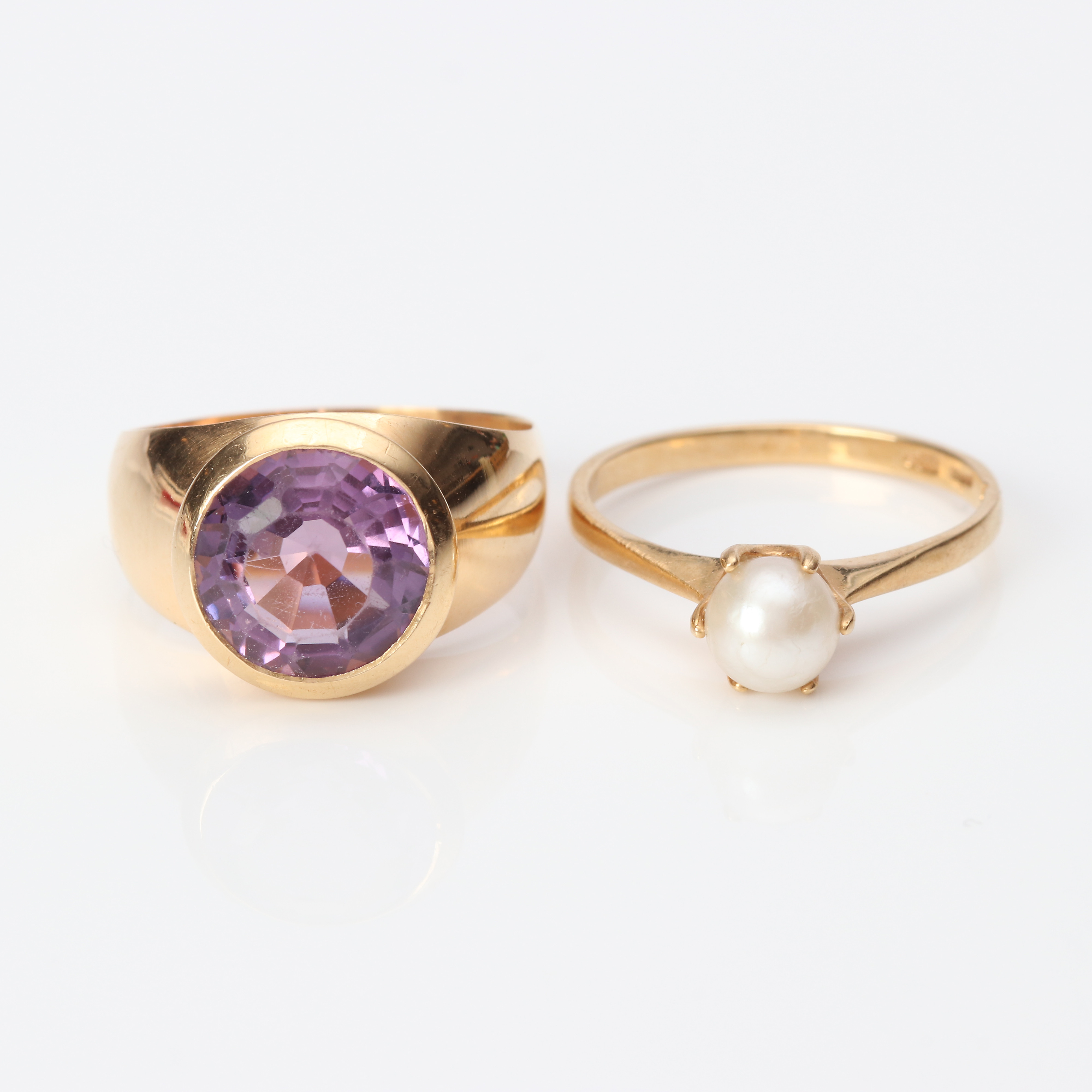RINGAR, TVÅ ST. 18k guld med en odlad pärla och en fasetterad ametist, totalvikt ca 6,7 gram.