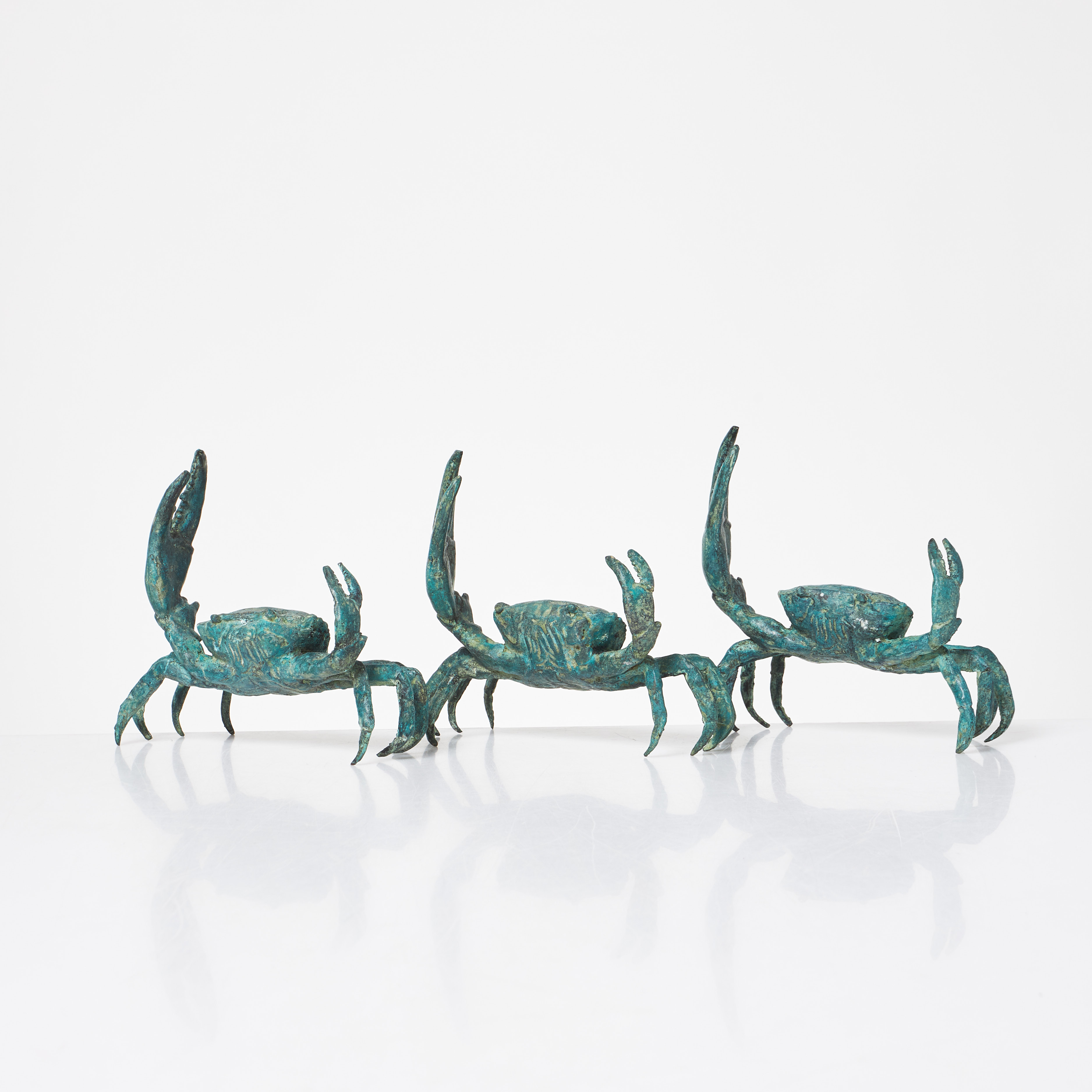 SKULPTURER. Krabbor, 3 st, patinerad metall, samtida tillverkning.