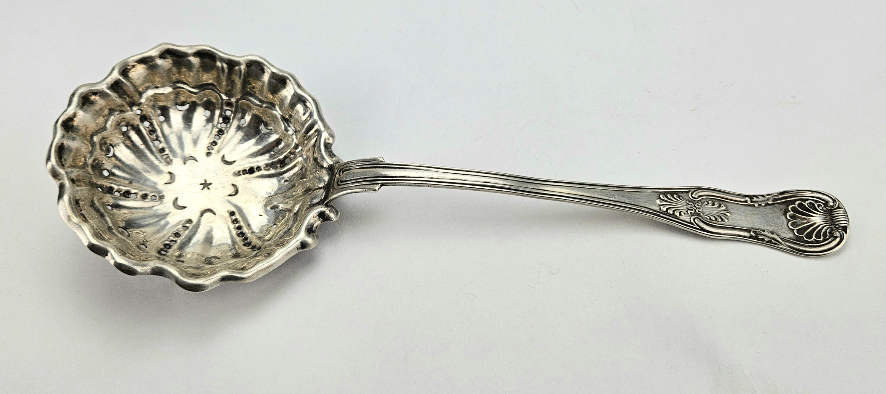 STRÖSOCKERSTRÖARE, Gustaf Fredrik Richter, verksam 1818-1827(1863), Stockholm 1851, vikt ca. 54 gram.