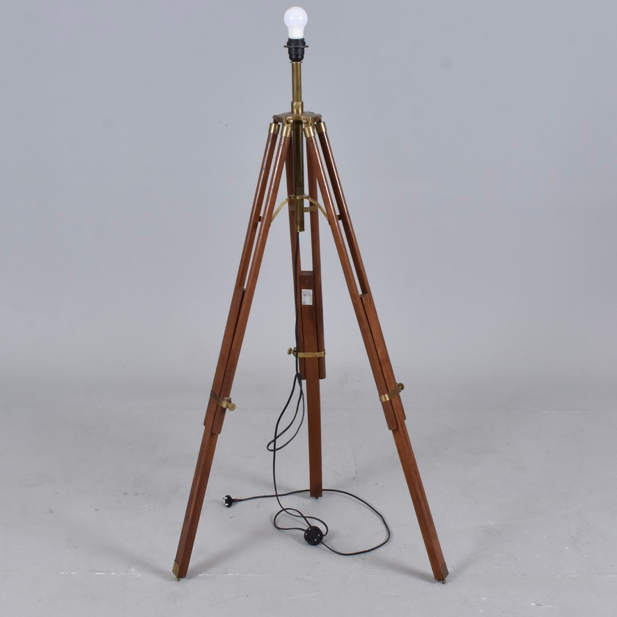 GOLVLAMPA, trebent, stomme av trä och mässing, Chericoni, Italien, samtida.