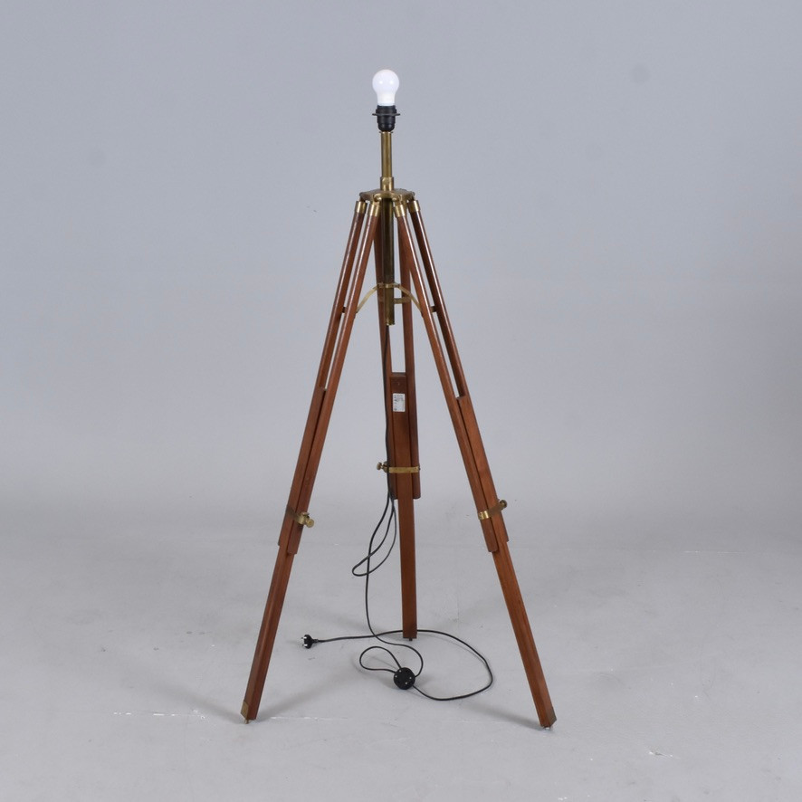 GOLVLAMPA, trebent, stomme av trä och mässing, Chericoni, Italien, samtida.