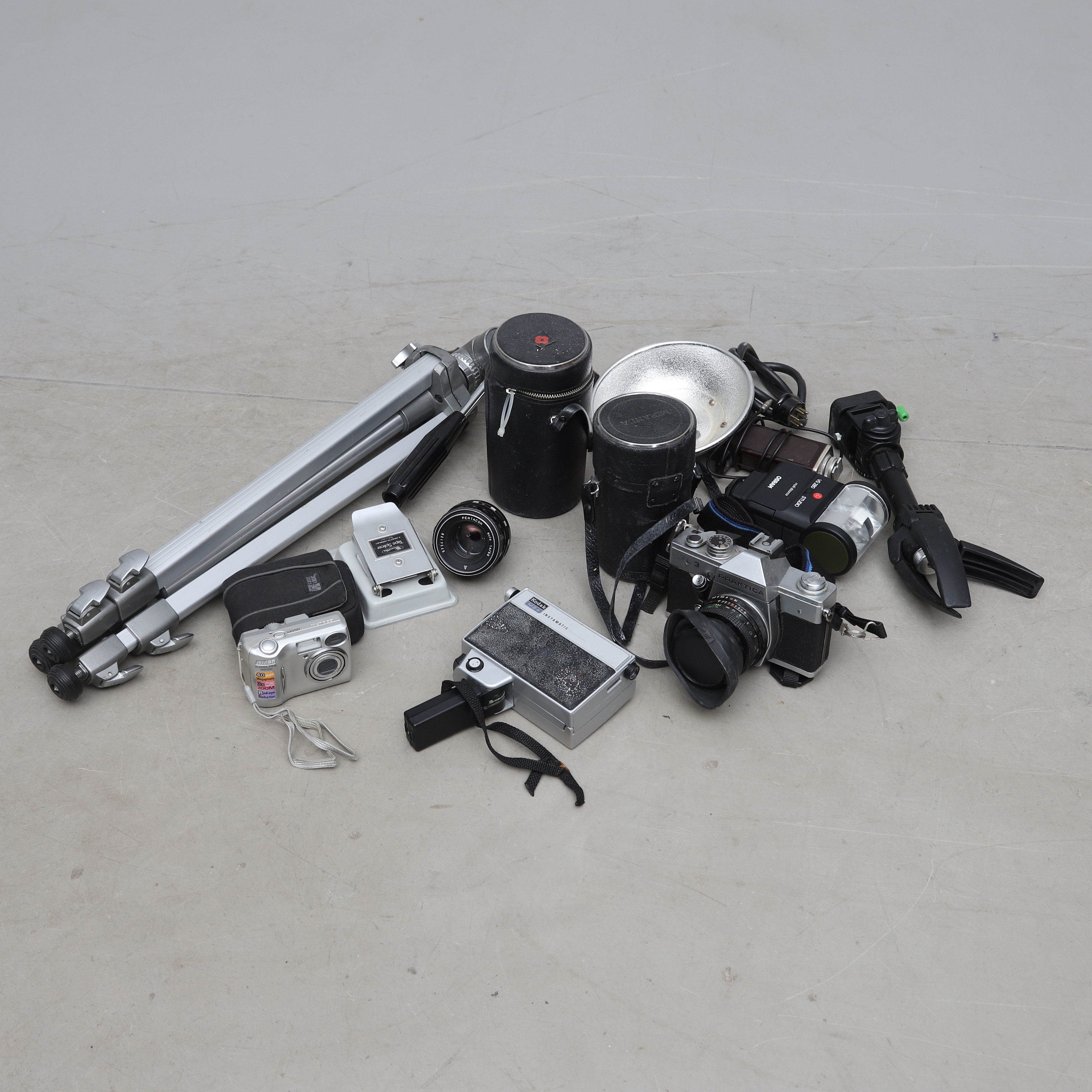 PARTI KAMEROR, med tillbehör, 1900-tal.