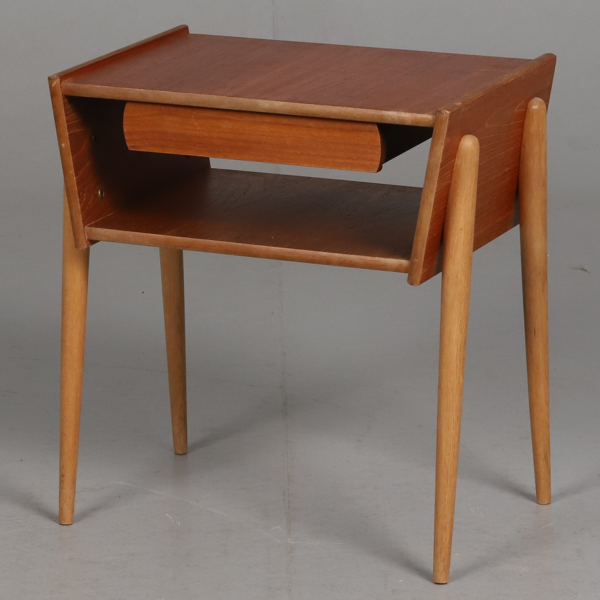 SÄNGBORD. Teakfaner med ben i ek, "Ante", IKEA, 1950/60-tal.