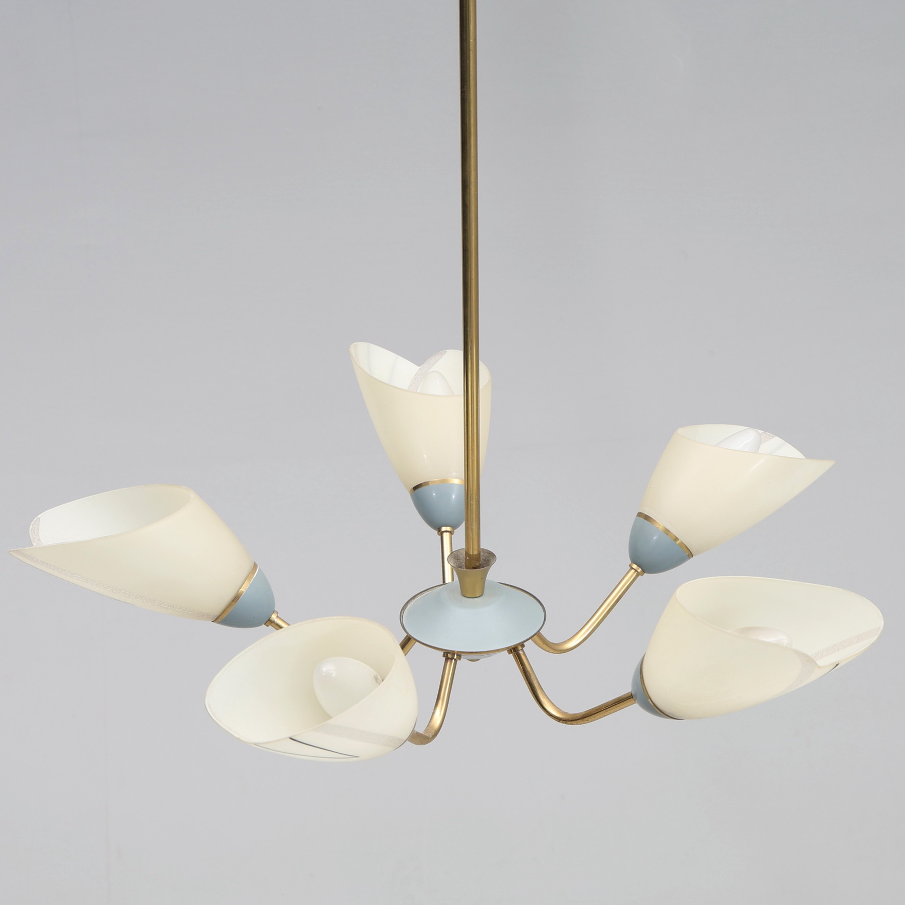 TAKLAMPA. Mässing, glaskupor, 5-armad, art deco, tidigare delen av 1900-talet.